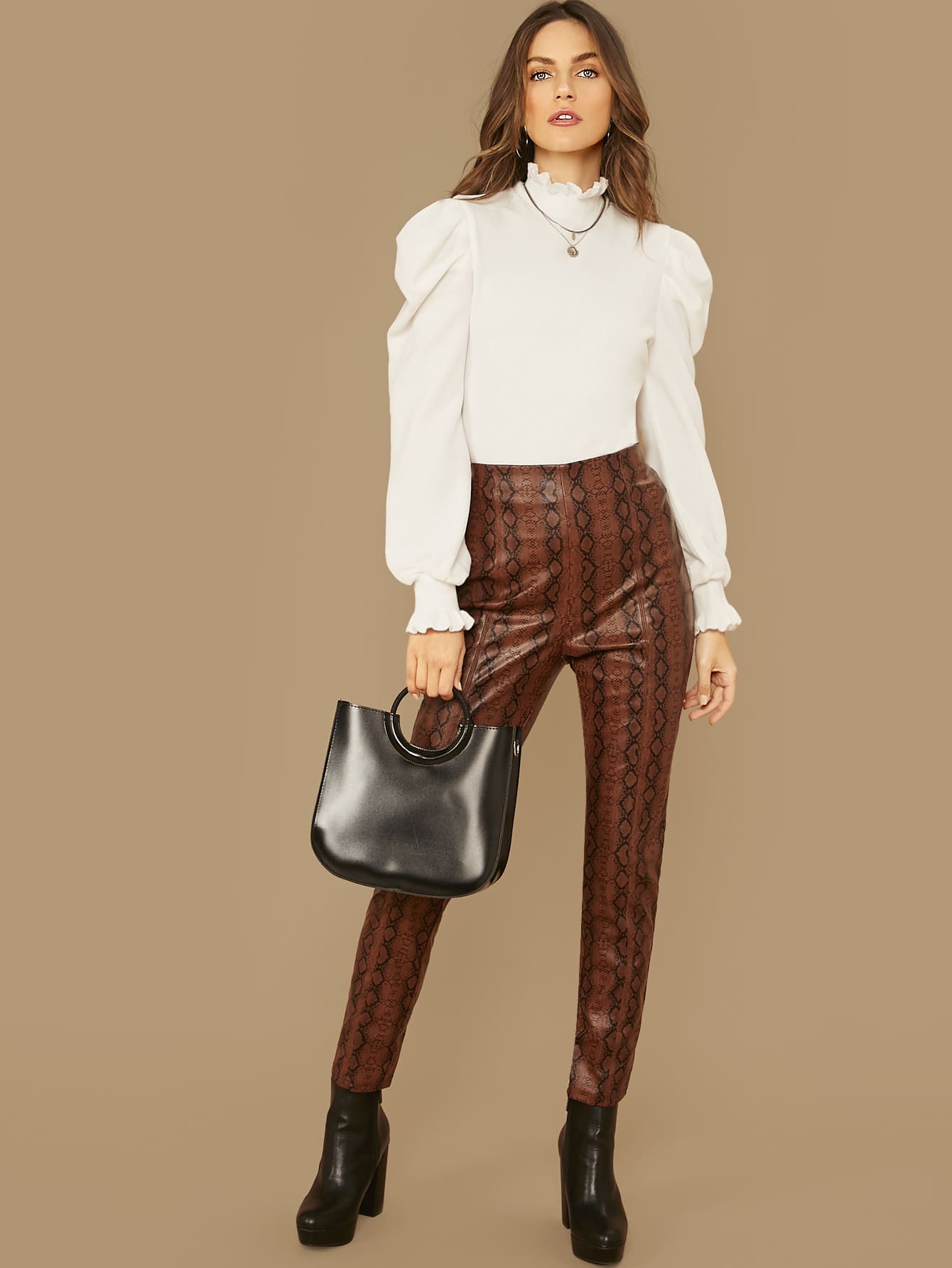 توب بخط عنق مكشكش باكمام بيشوب