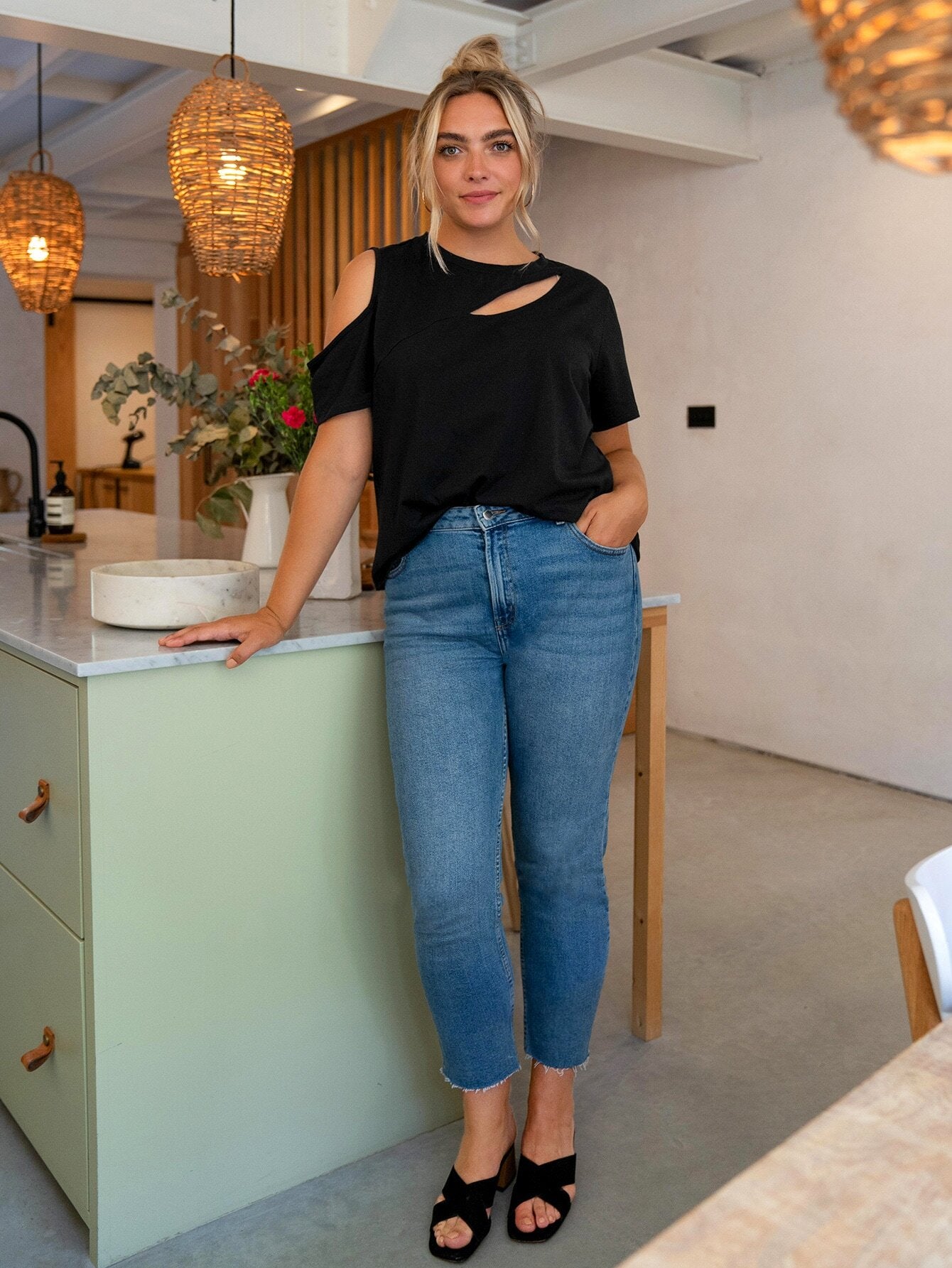 لباس علوي مقصوص من الخلف ومكشوف الاكتاف مقاس كبير