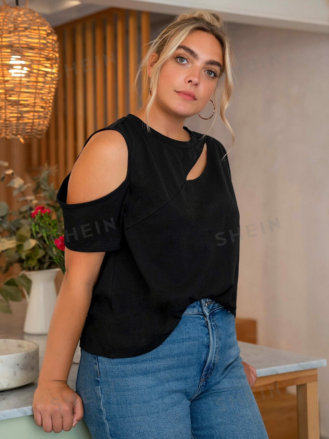 لباس علوي مقصوص من الخلف ومكشوف الاكتاف مقاس كبير