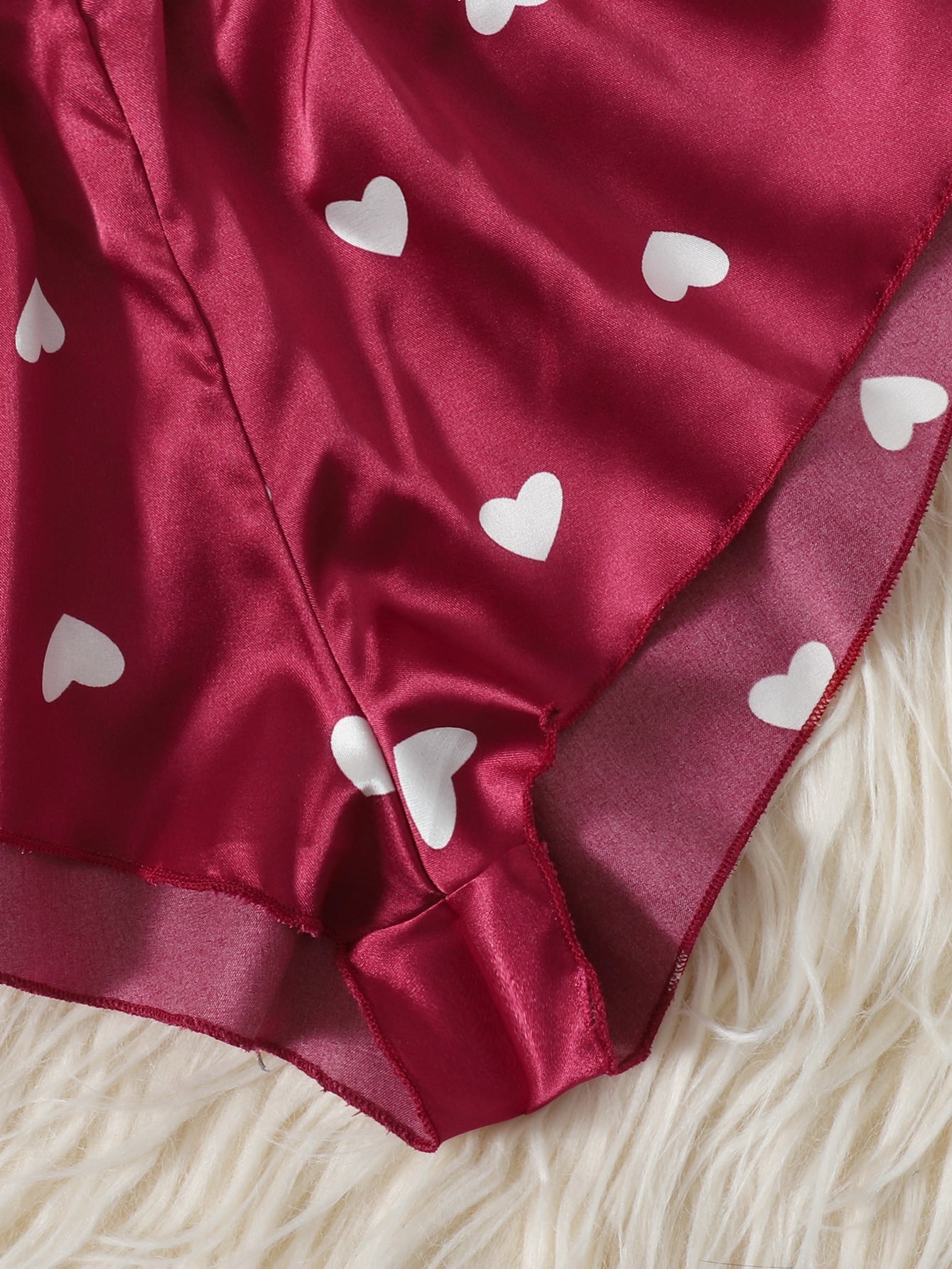 سروال قصير بطباعة قلب مع صدرية بدانتيل مزهر