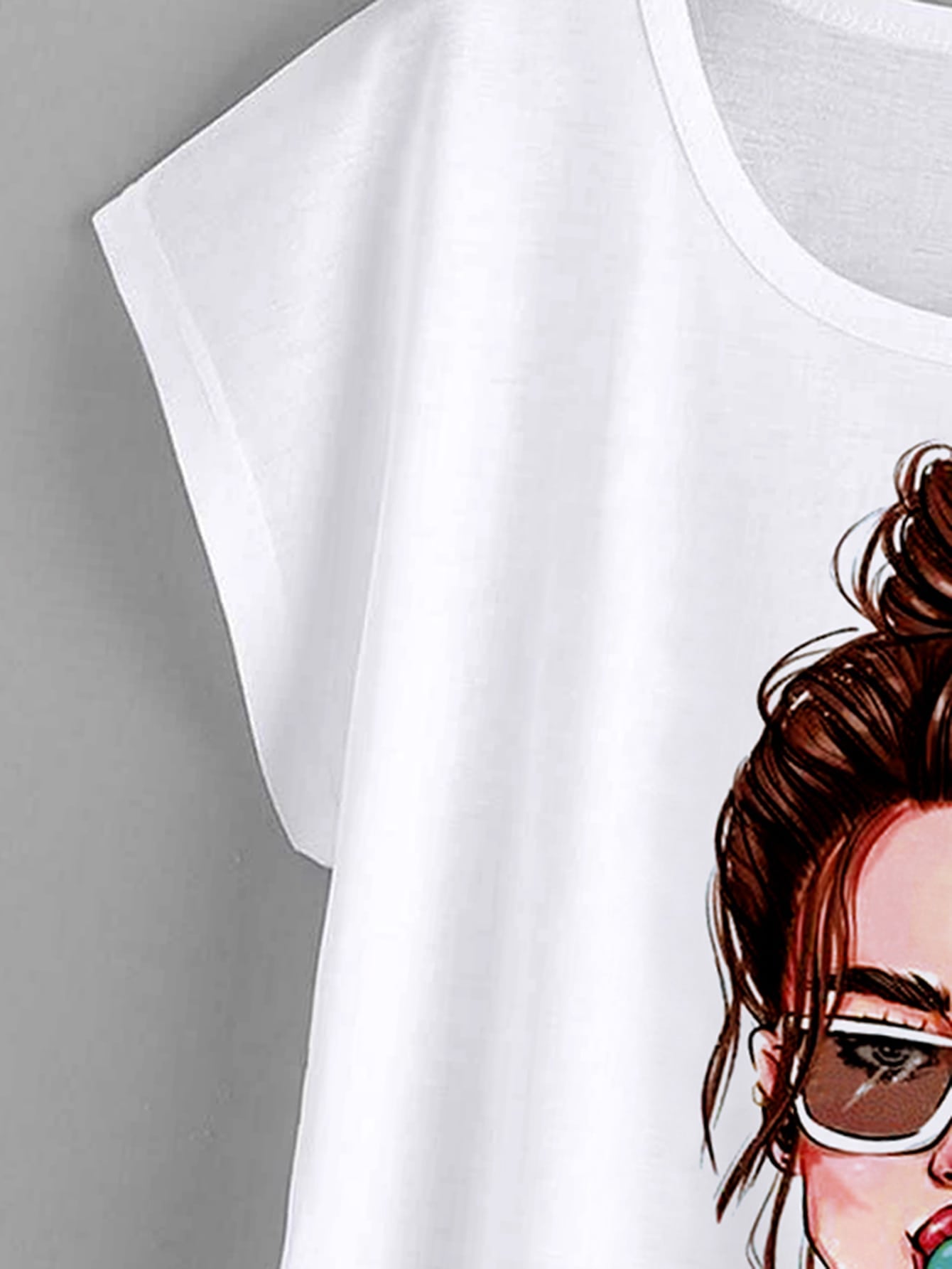 تي شيرت بجرافيك شعار وشخصية