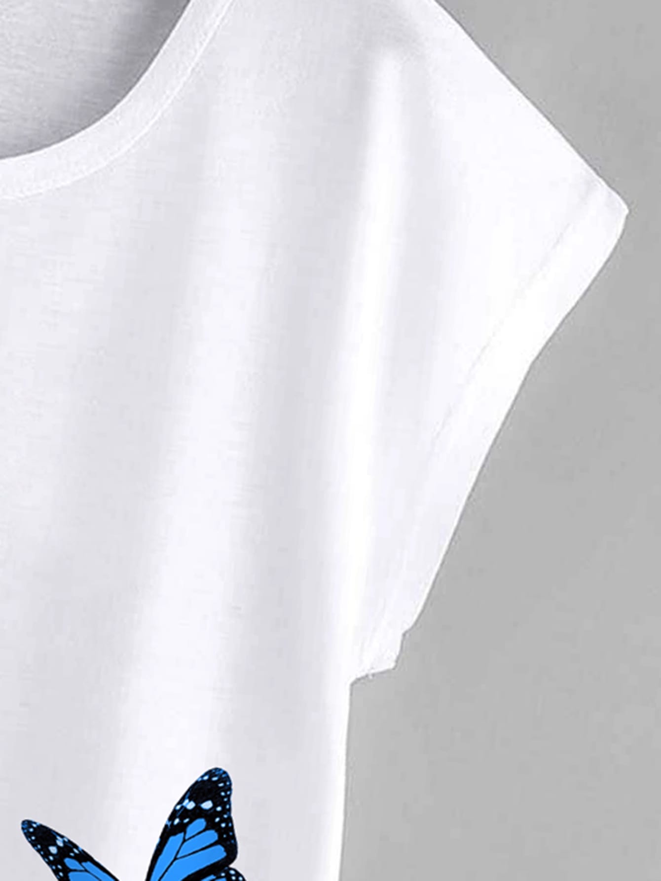 تي شيرت بطباعة فراشة