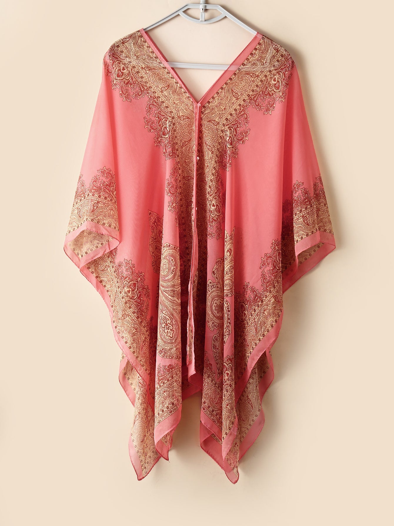 وشاح غرافيكي بتفاصيل من اللؤلؤ الاصطناعي في الطراز بوهو