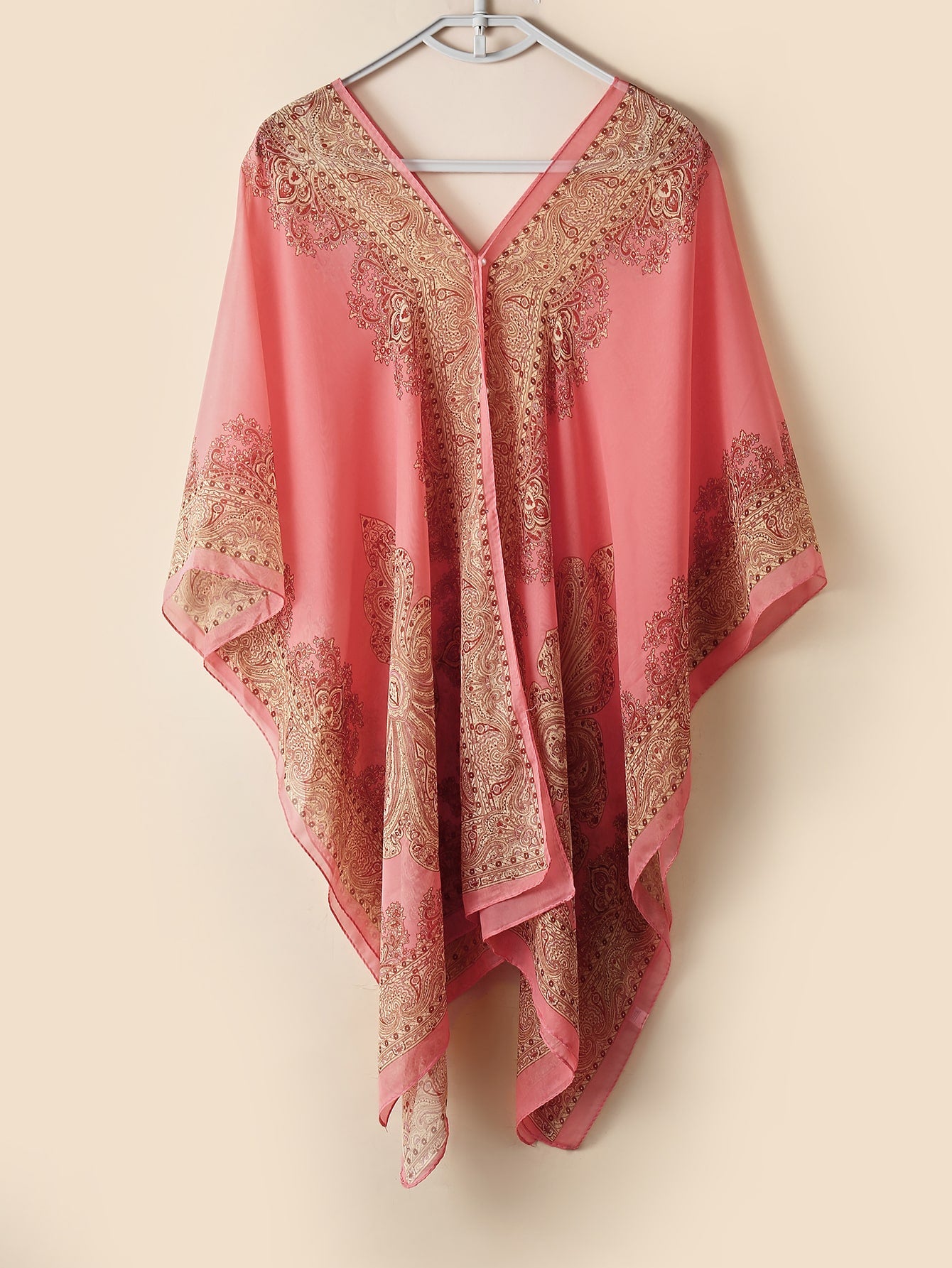 وشاح بجرافيك بتفاصيل لؤلؤ صناعي