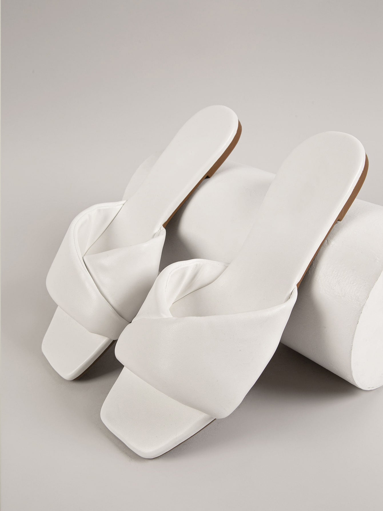 صنادل ذات تصميم متقاطع من الجلد الاصطناعي