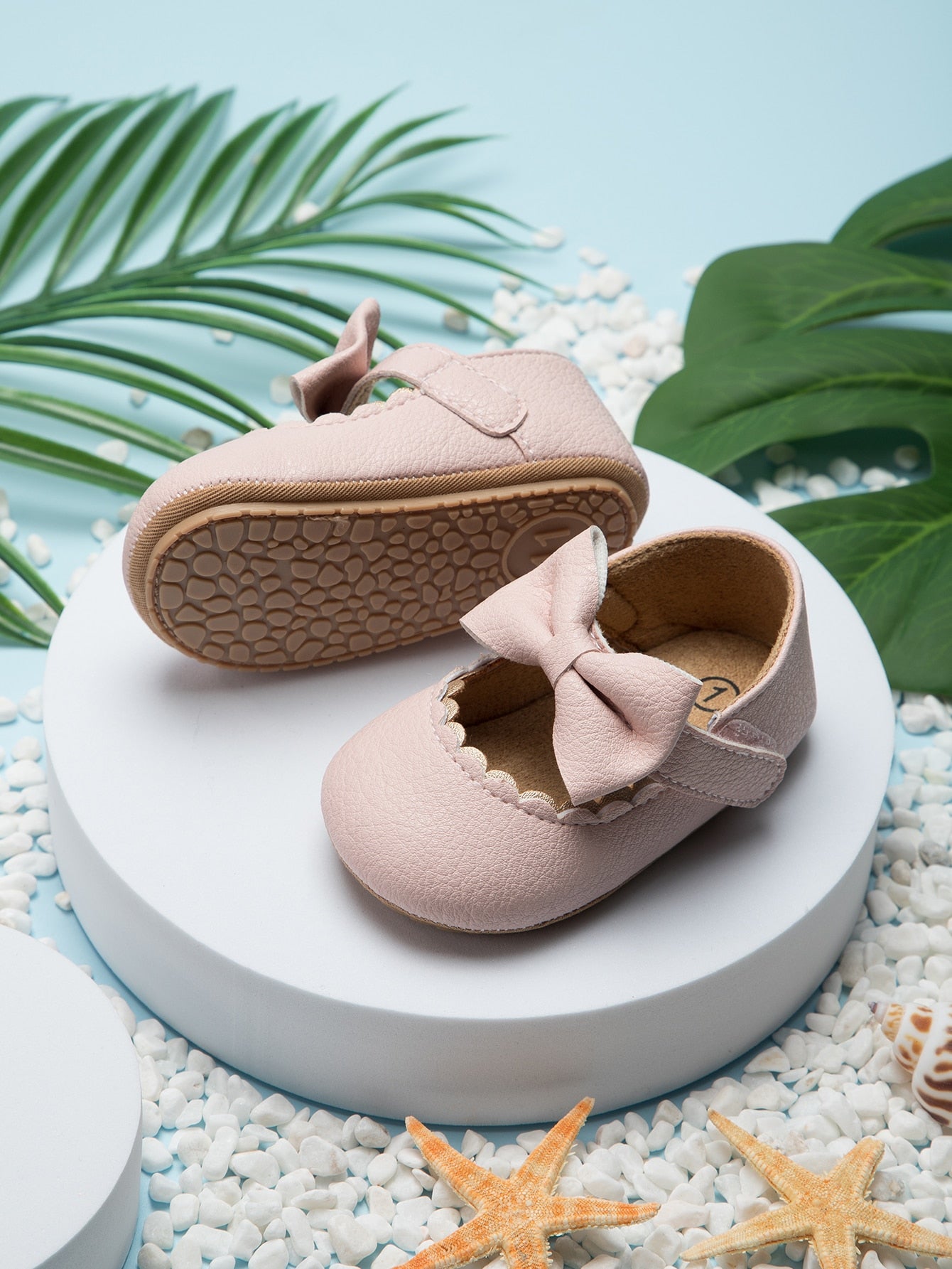 زوج واحد من الأحذية المسطحة المزينة بفيونكة وزهرة للأطفال