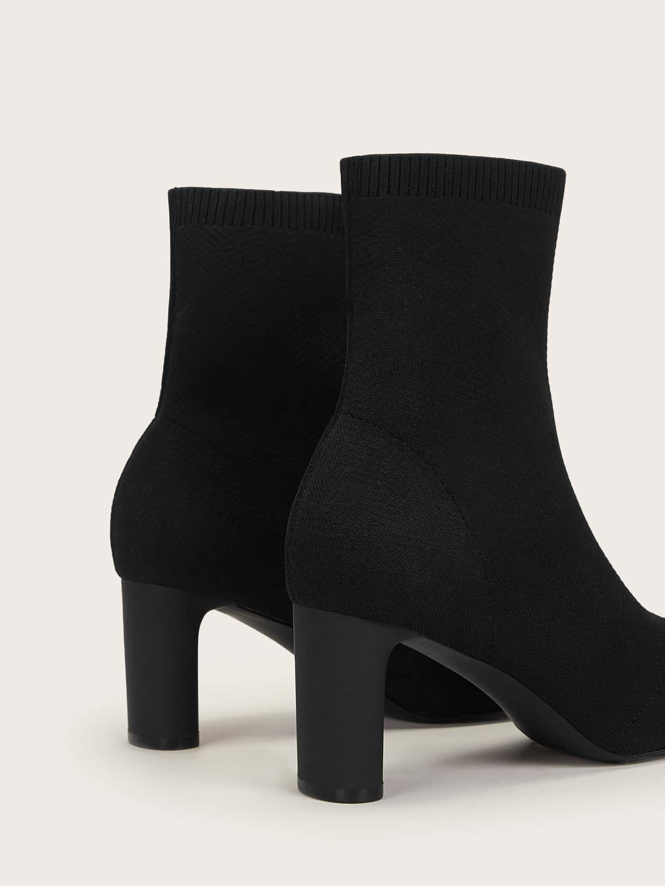 بوت نسائي أسود أنيق بكعب سميك واسع للغاية , مدرجة ضمن العروض الصيفية و قابلة للتمدد، يناسب الأجواء العطلات.