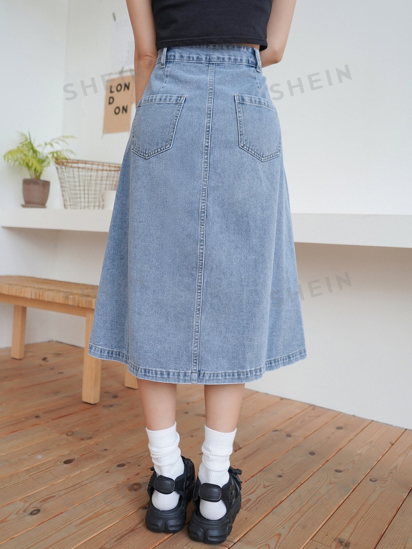 تنورة جينز ذات خصر عالي مع أزرار في الأمام