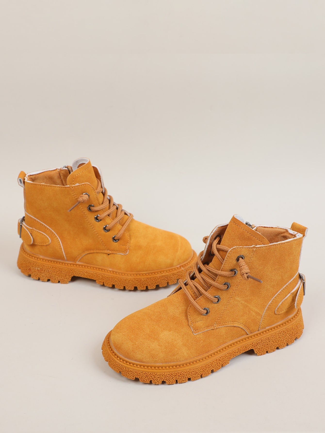 جزمة بسستة جانبي بديكور مشبك للأطفـال الصغار