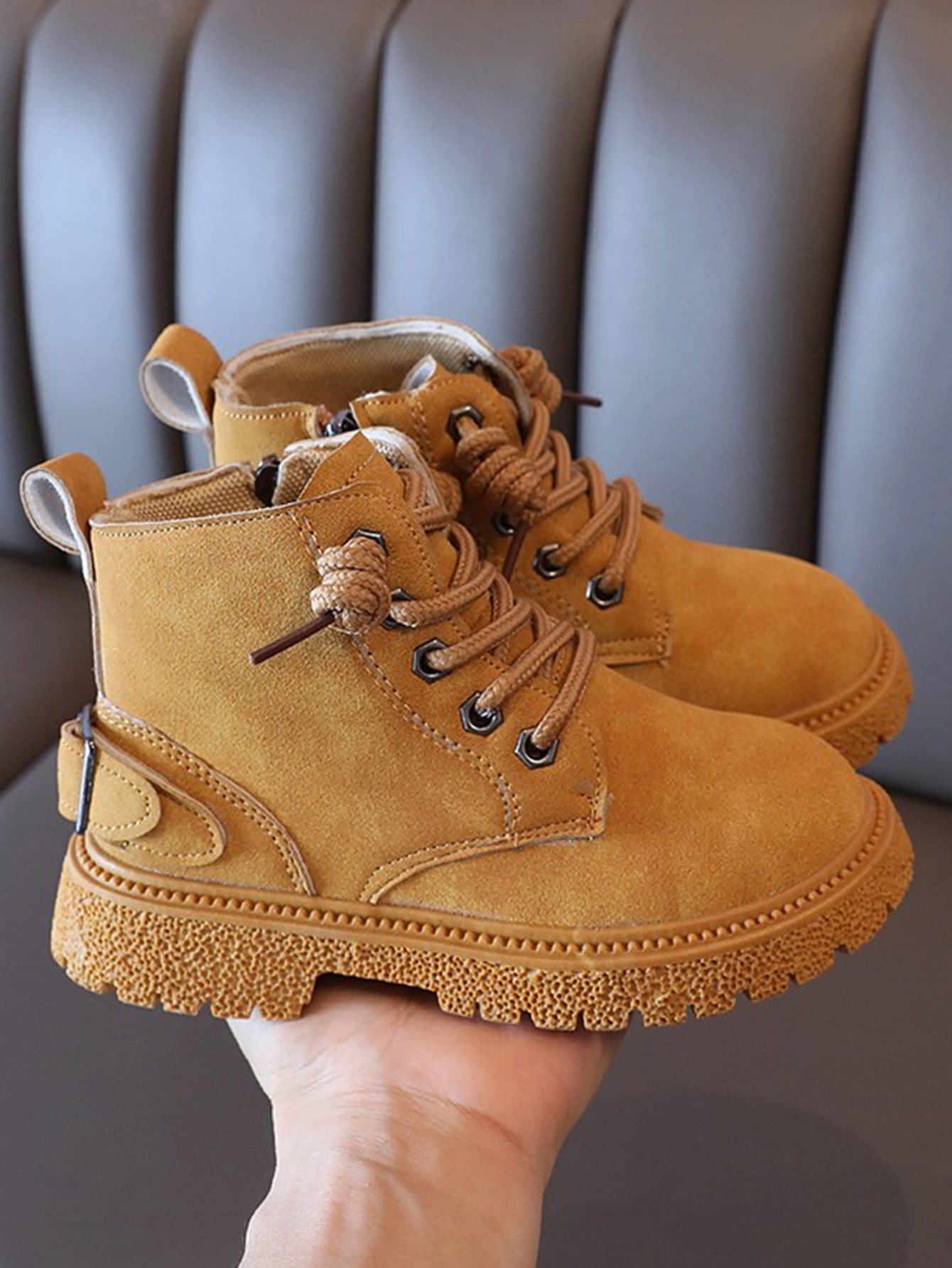 جزمة بسستة جانبي بديكور مشبك للأطفـال الصغار