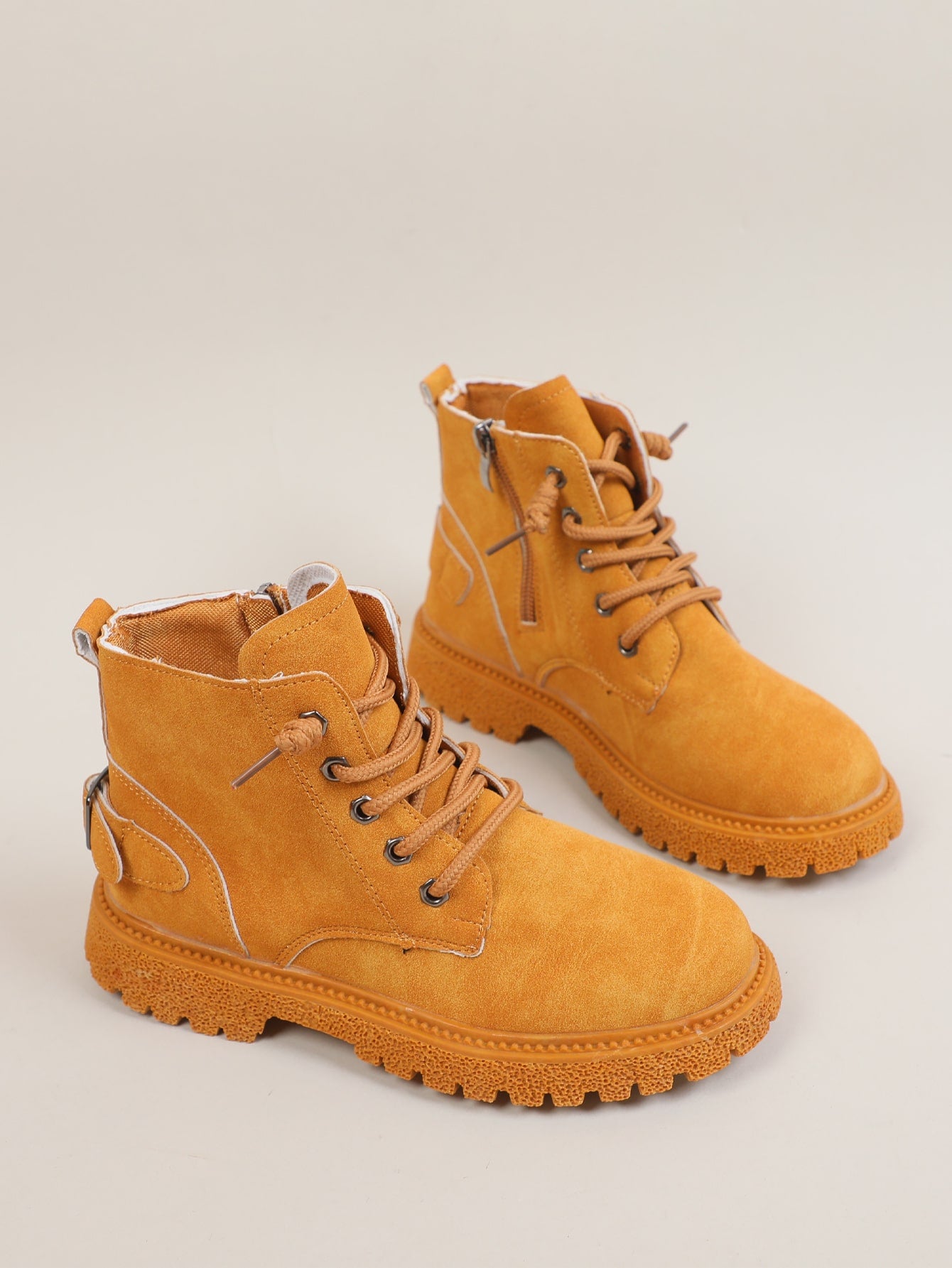 جزمة بسستة جانبي بديكور مشبك للأطفـال الصغار