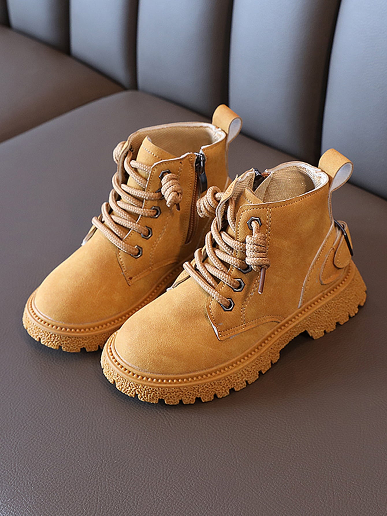 جزمة بسستة جانبي بديكور مشبك للأطفـال الصغار