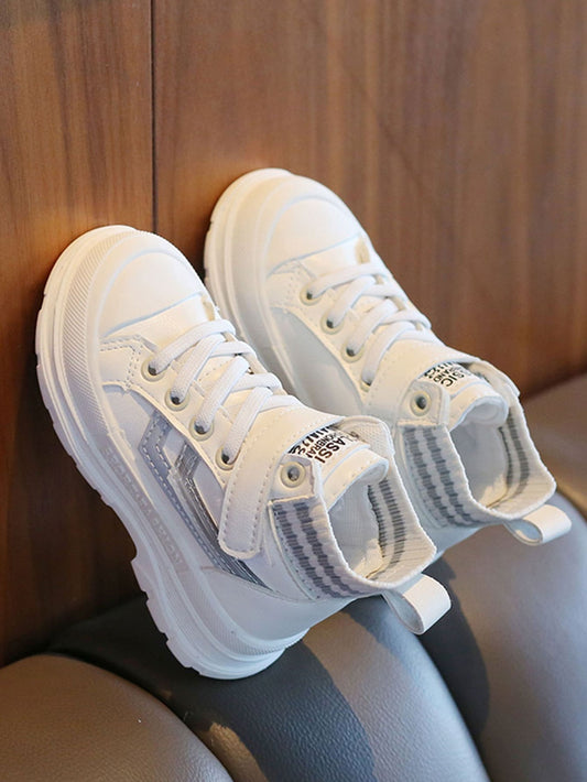 أحذية بناتي وحلقة بأربطة أحذية