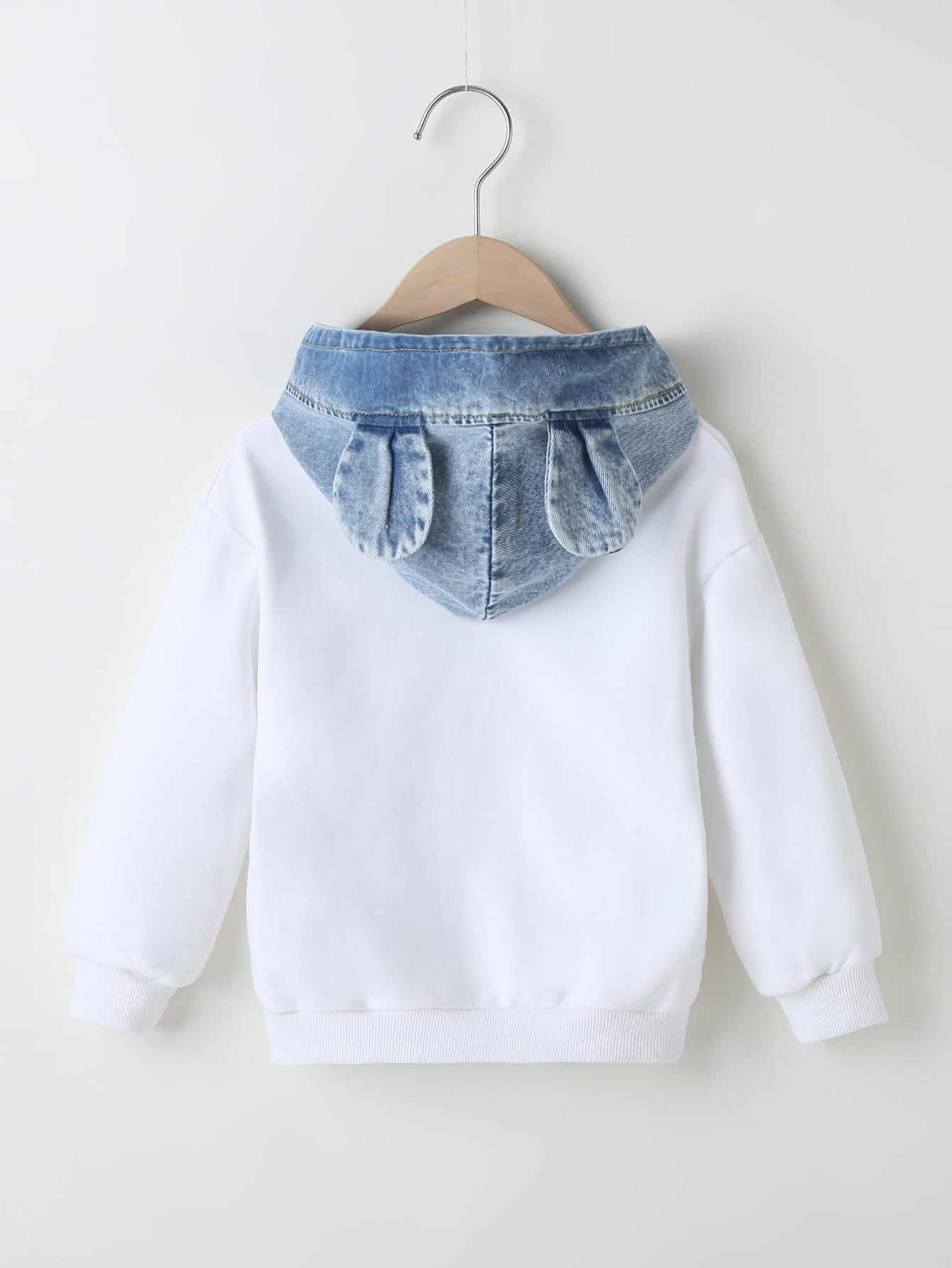 هودي عتيق بقطع متناقضة وشعارات لفتاة شابة وطبعة أذن 3d