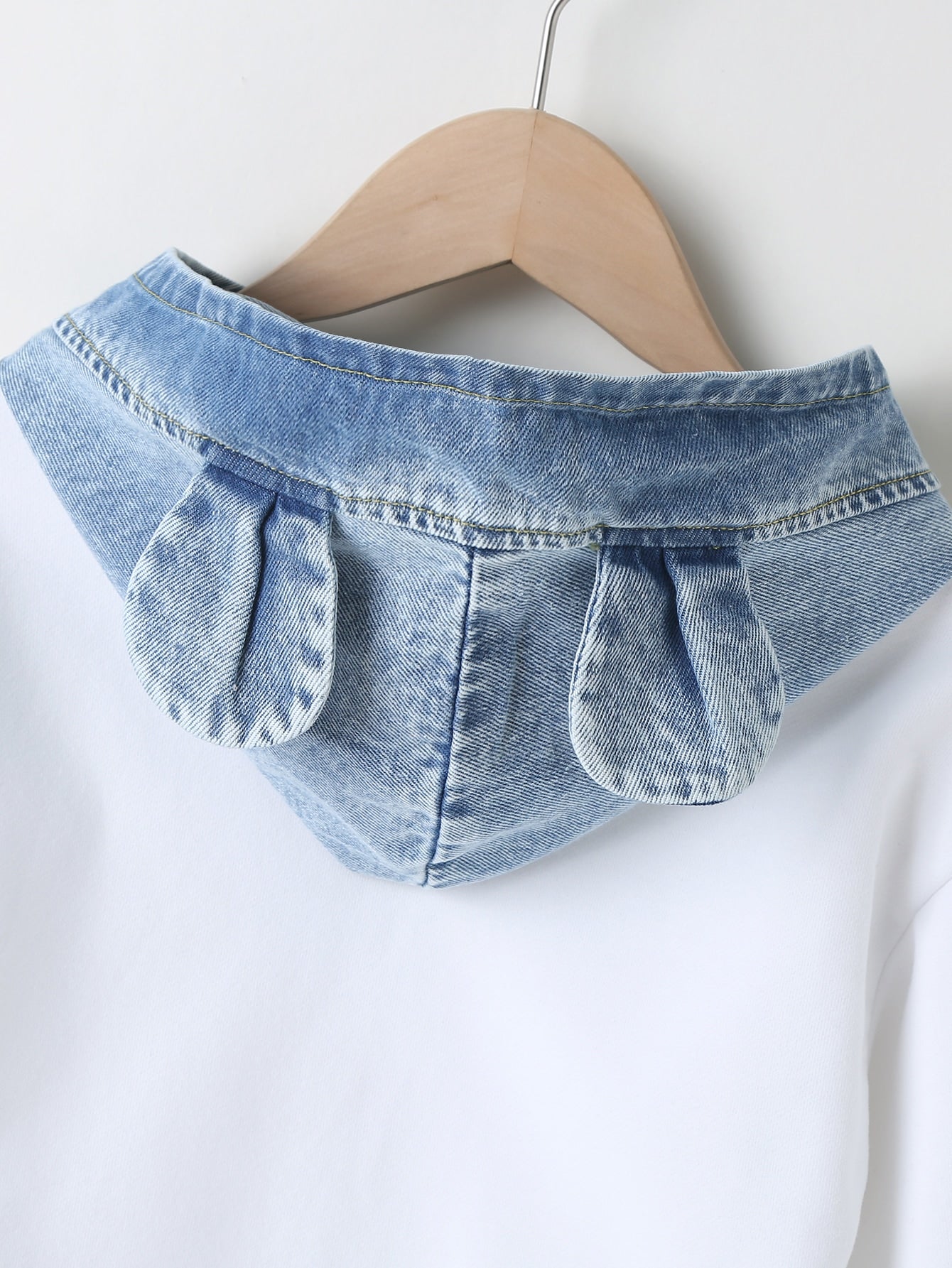 هودي عتيق بقطع متناقضة وشعارات لفتاة شابة وطبعة أذن 3d