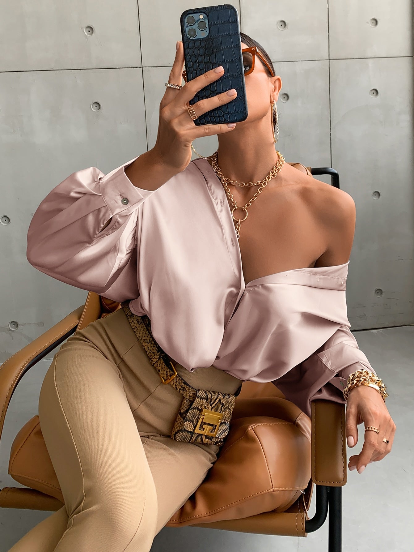 قميص اكمام بيشوب مزينة بأزرار موحدة اللون