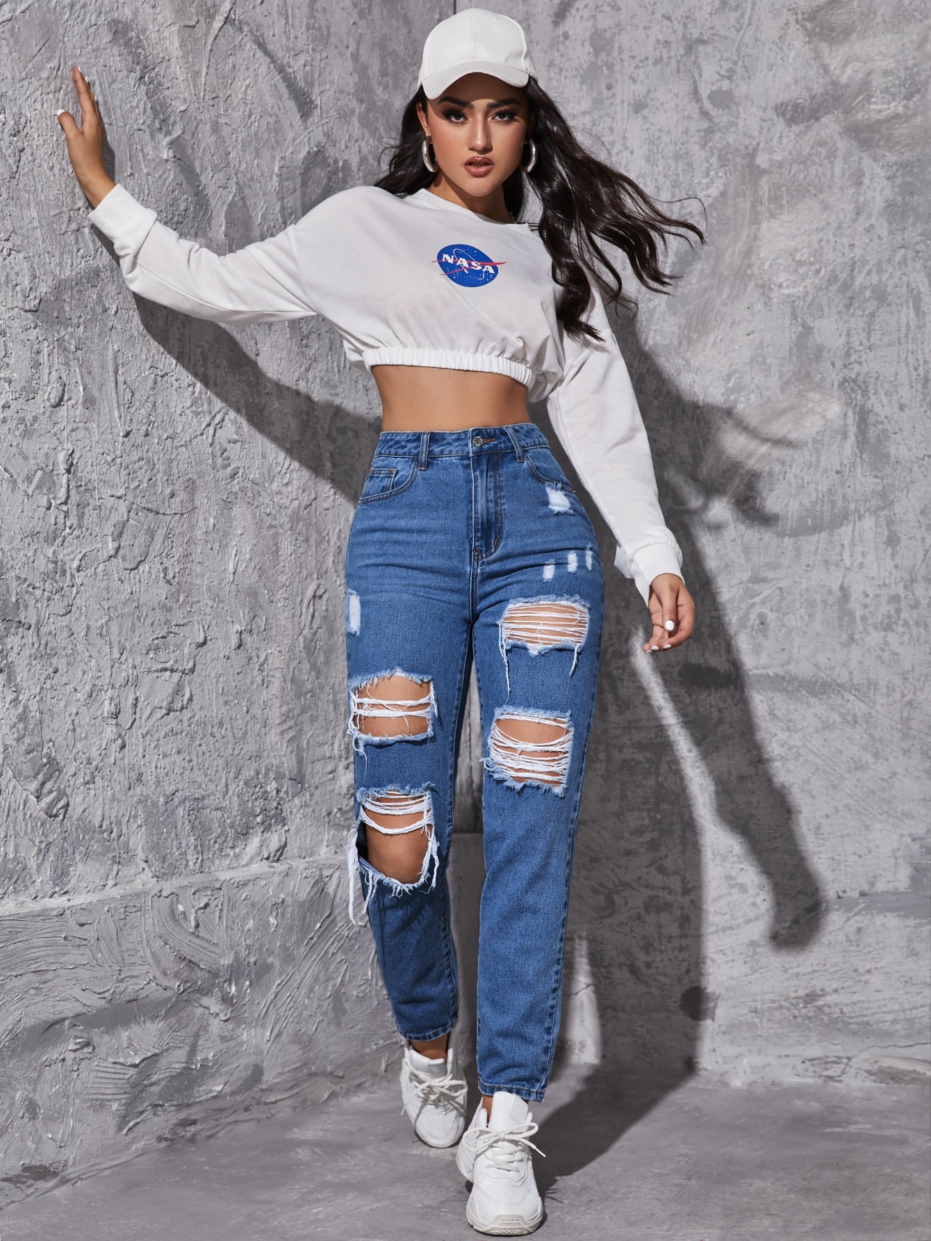 بنطلون جينز مدبب ممزق مهتري الحواف