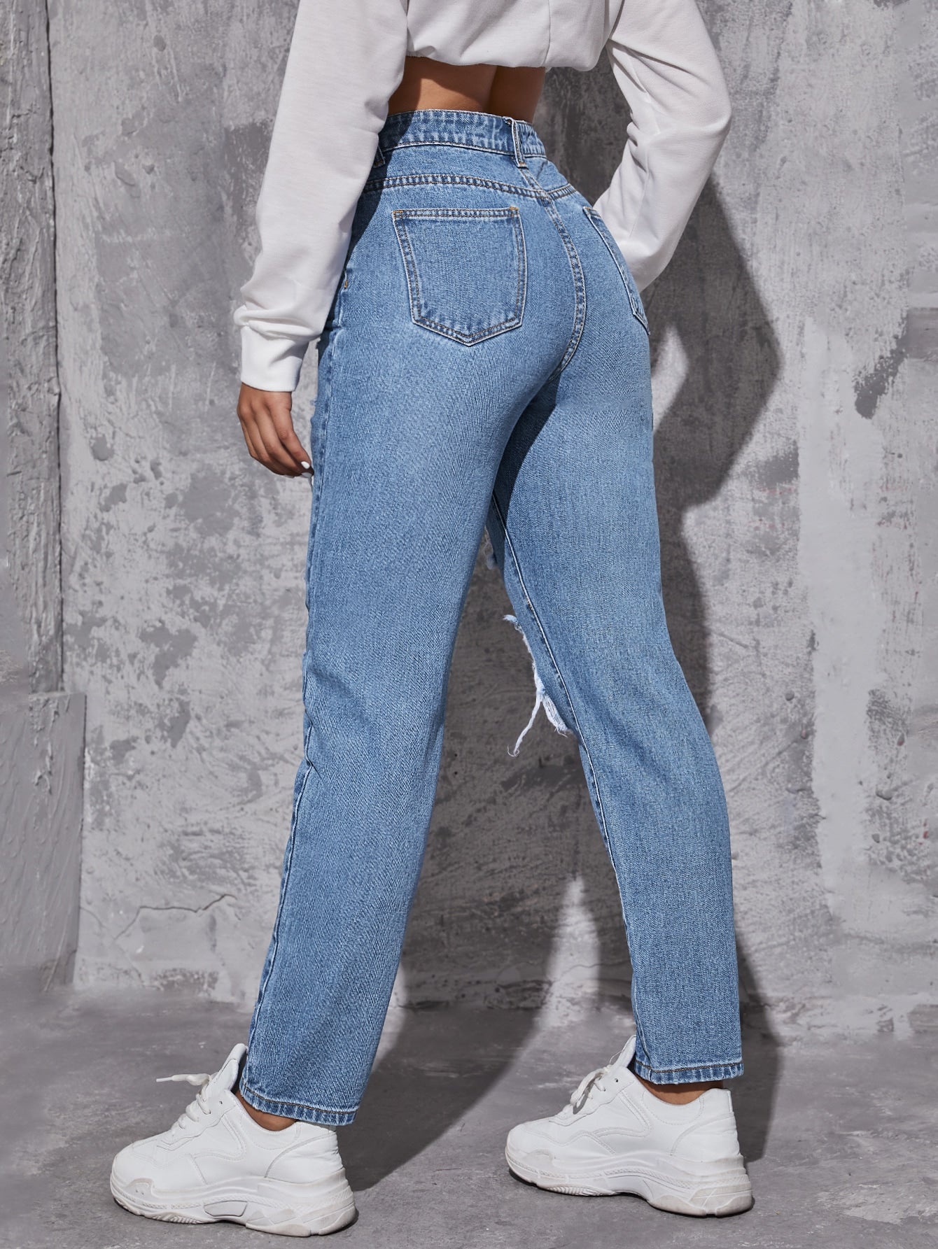 بنطلون جينز مدبب ممزق مهتري الحواف