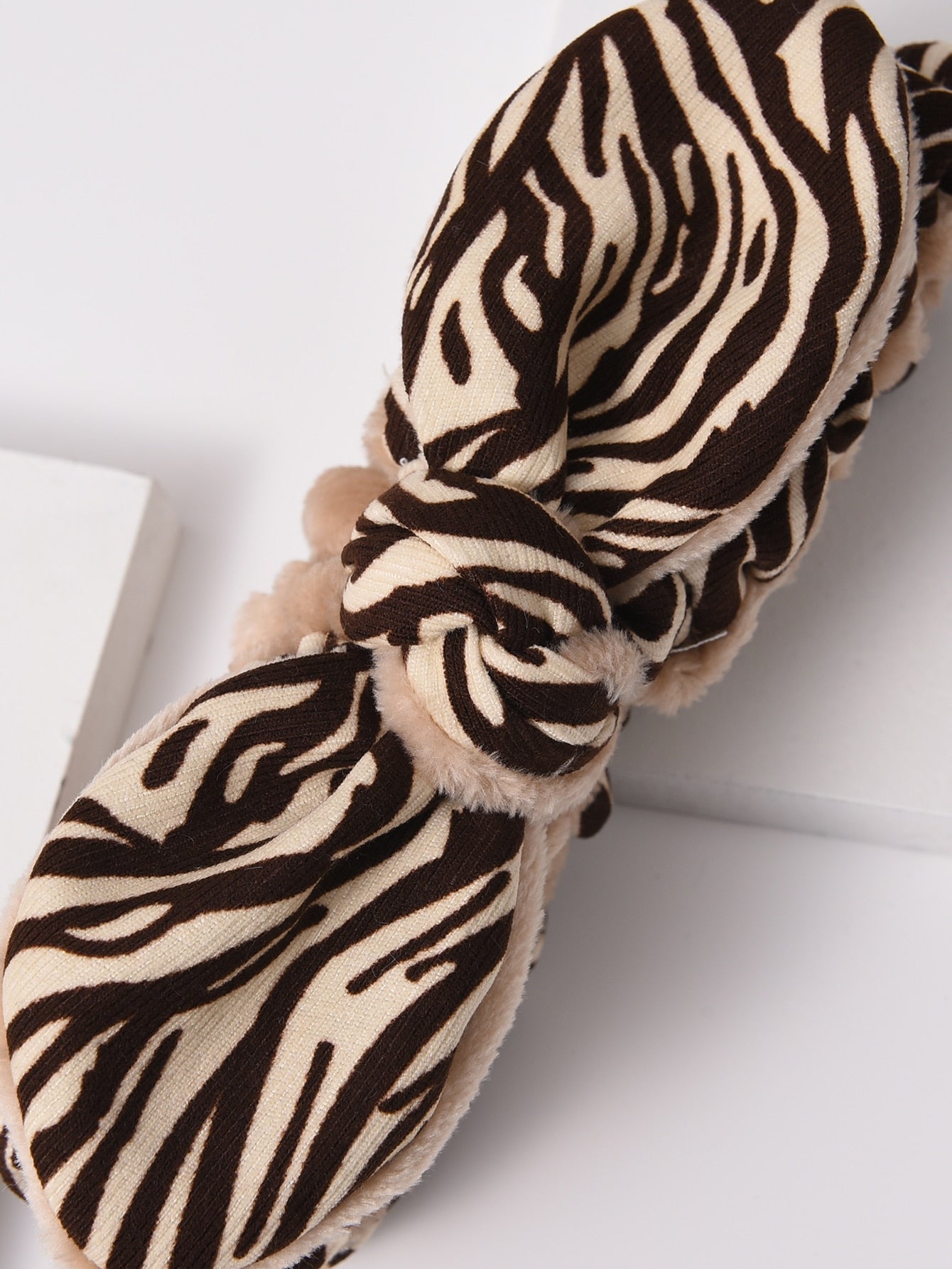 ربطة شعر بديكور فيونكة