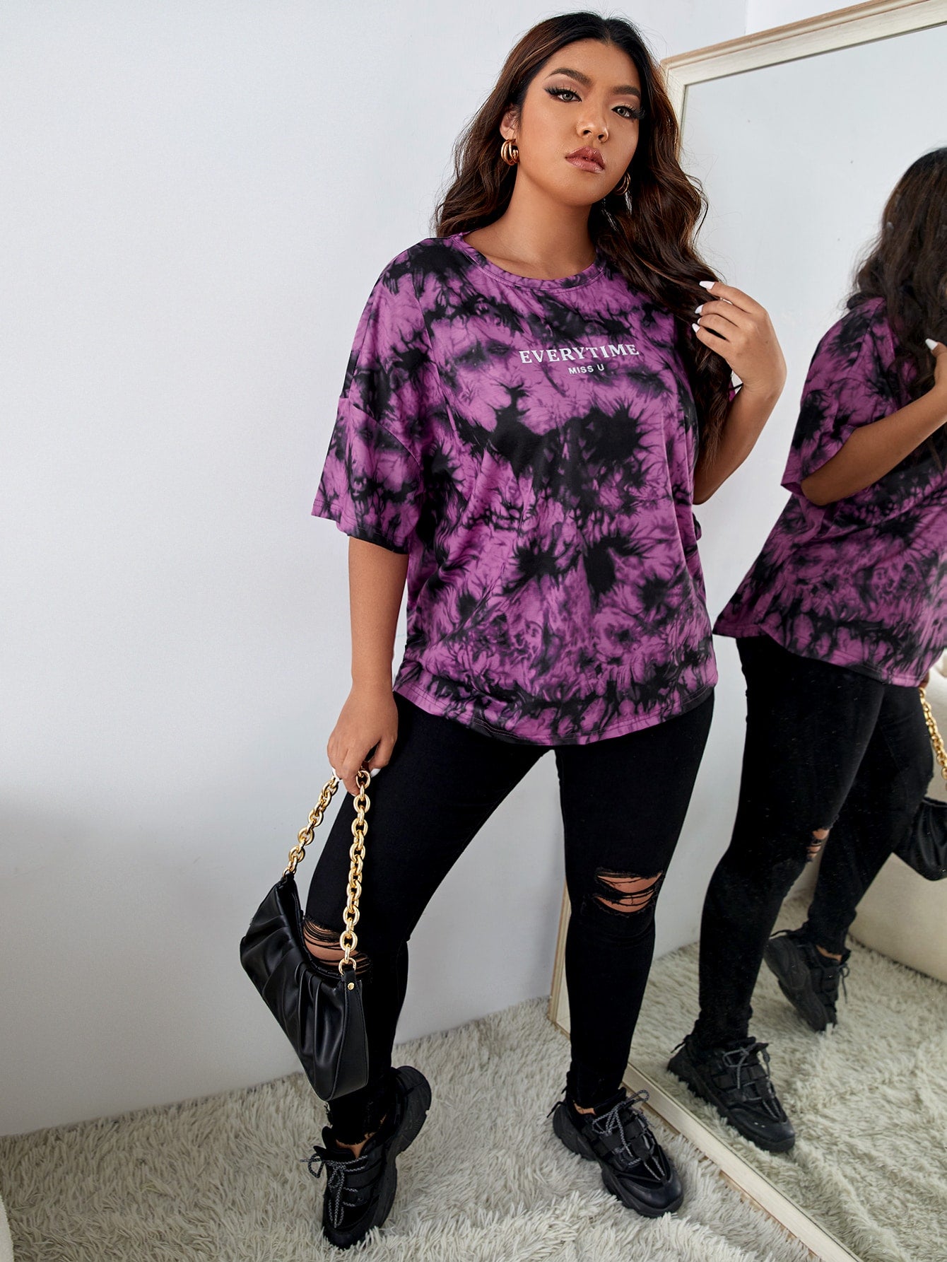 تي شيرت بجرافيك عبارة مقاس كبير منخفض الكتف