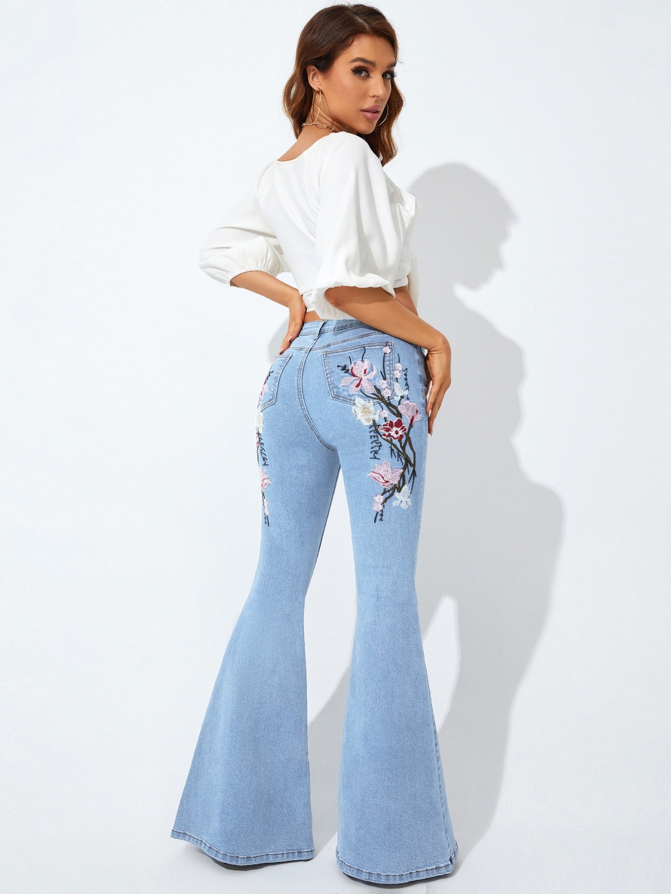 بنطلون جينز واسع من الاسفل مطرز بأزهار