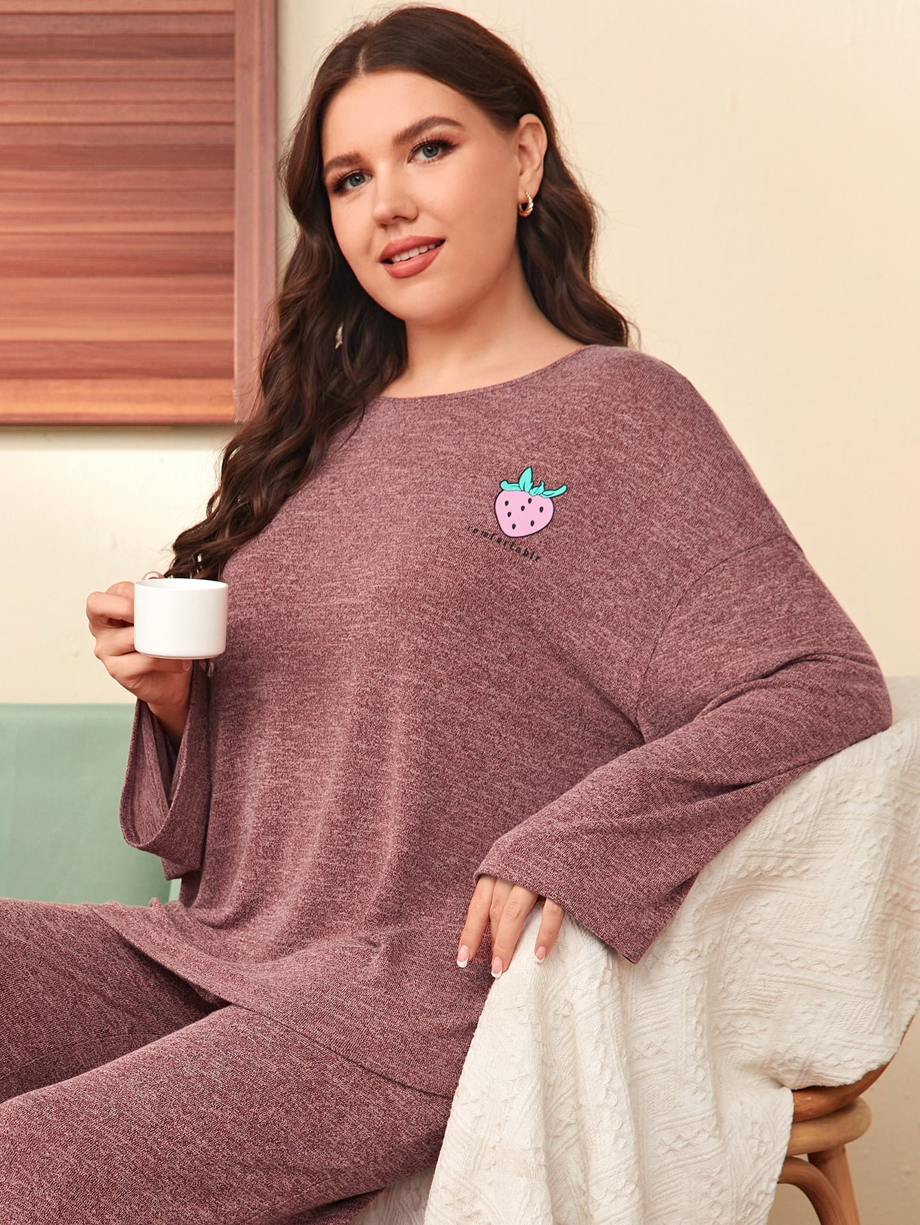 مقاس كبير بطباعة فراولة تي شيرت منخفض الاكتاف مع بنطلون بساق واسع طقم بيجامة