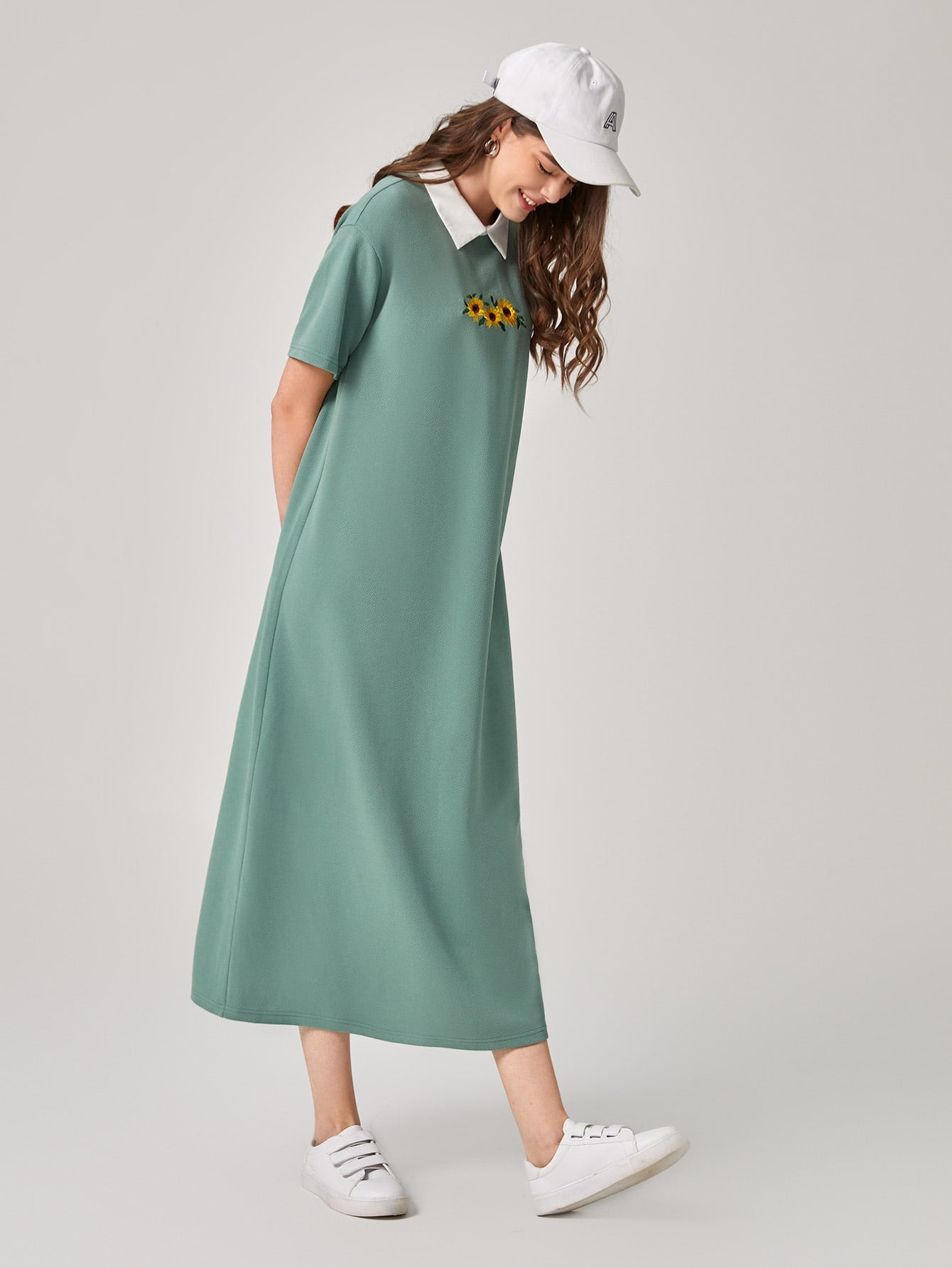 تيشيرت طويل بياقة متباينة ومطرز بزهور