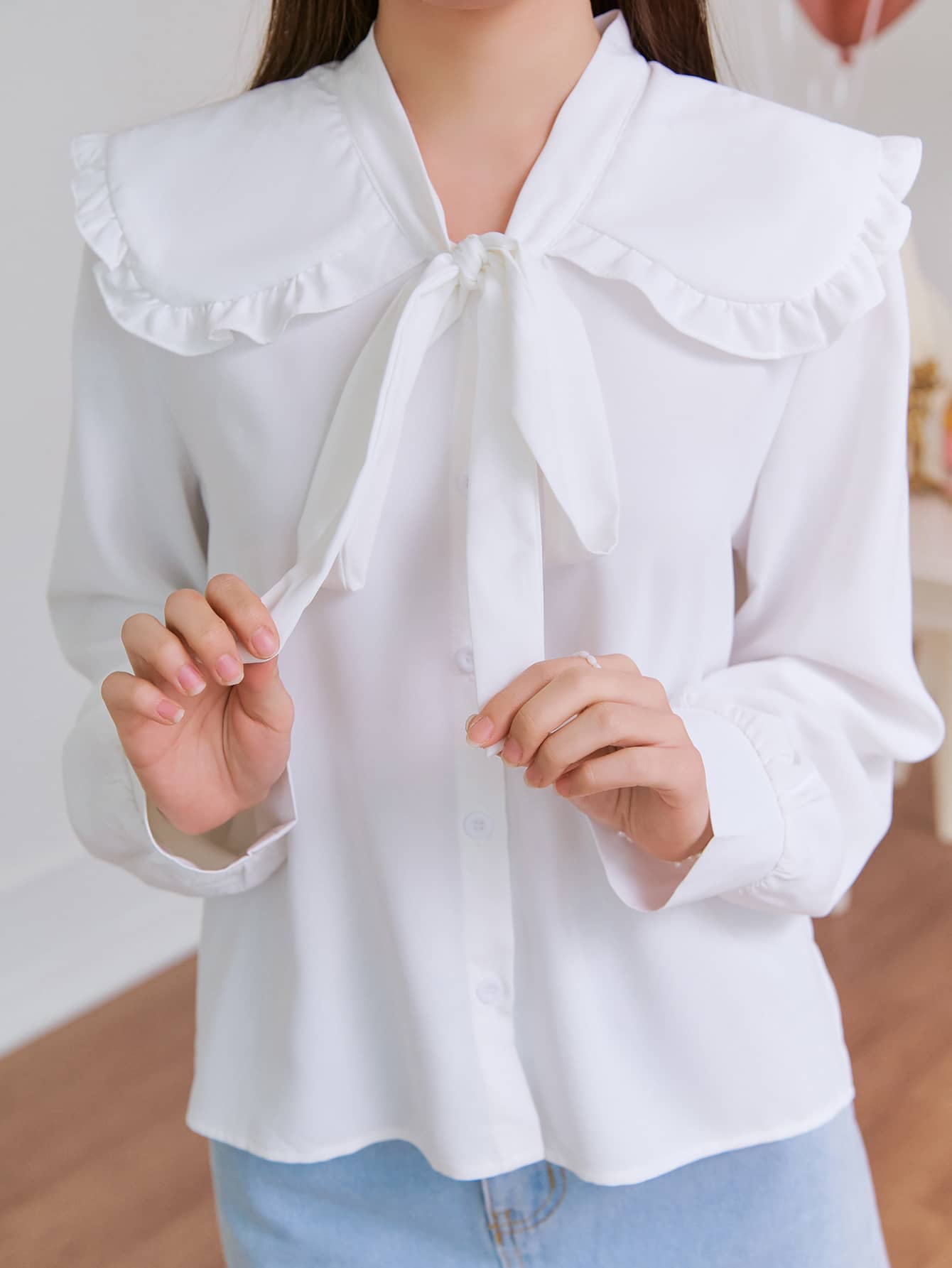 قميص بياقة مزخرفة بتقليم راهي وأمام مربوط