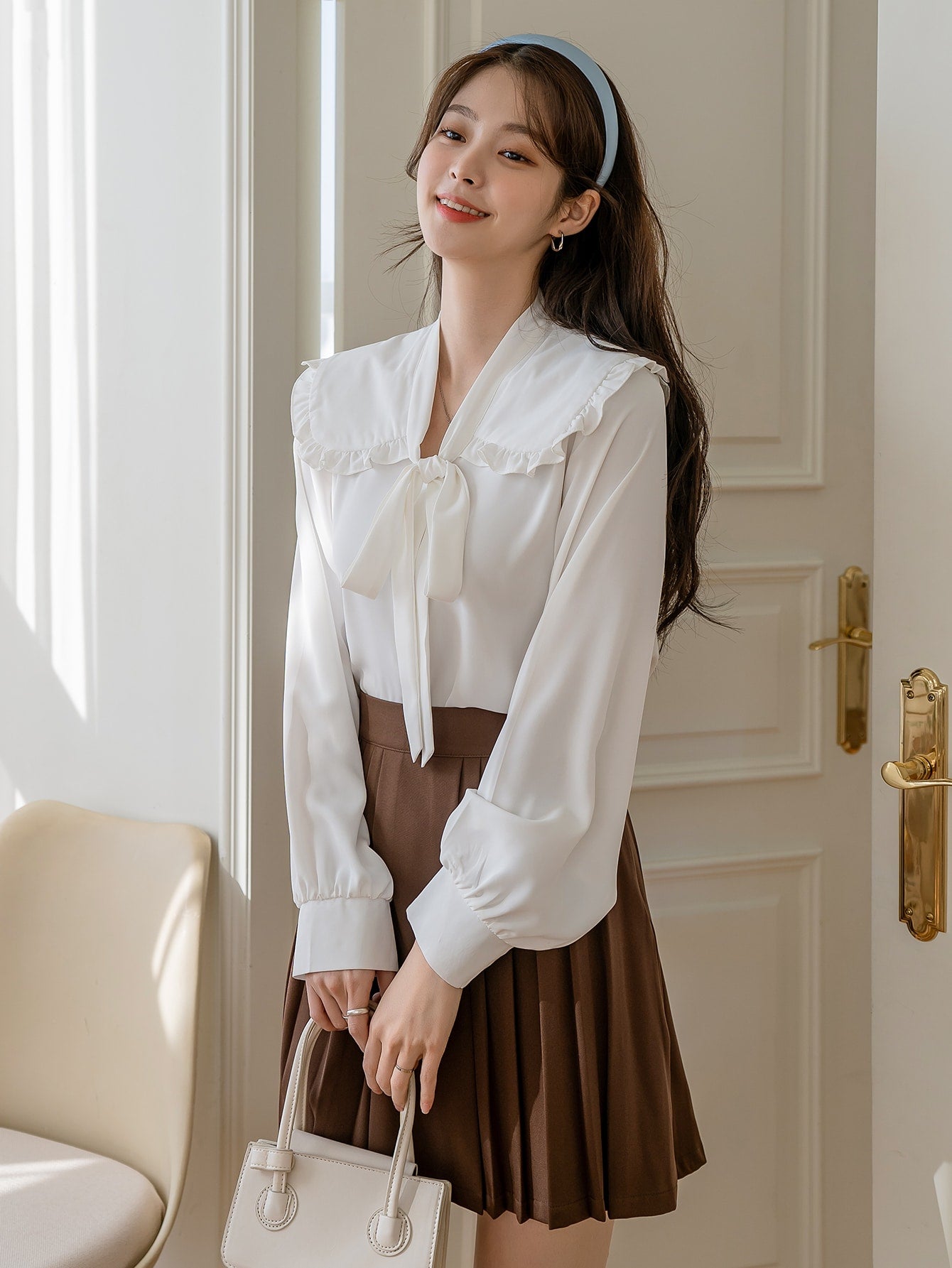 قميص بياقة مزخرفة بتقليم راهي وأمام مربوط