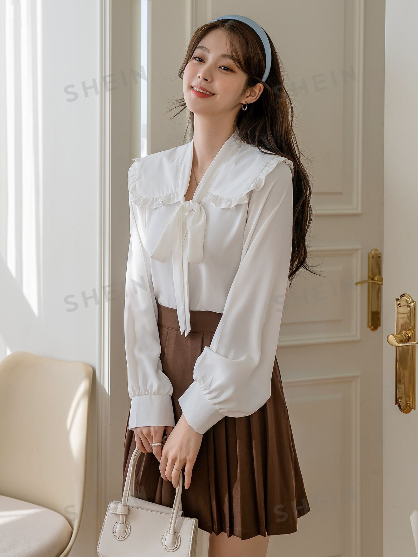 قميص بياقة مزخرفة بتقليم راهي وأمام مربوط