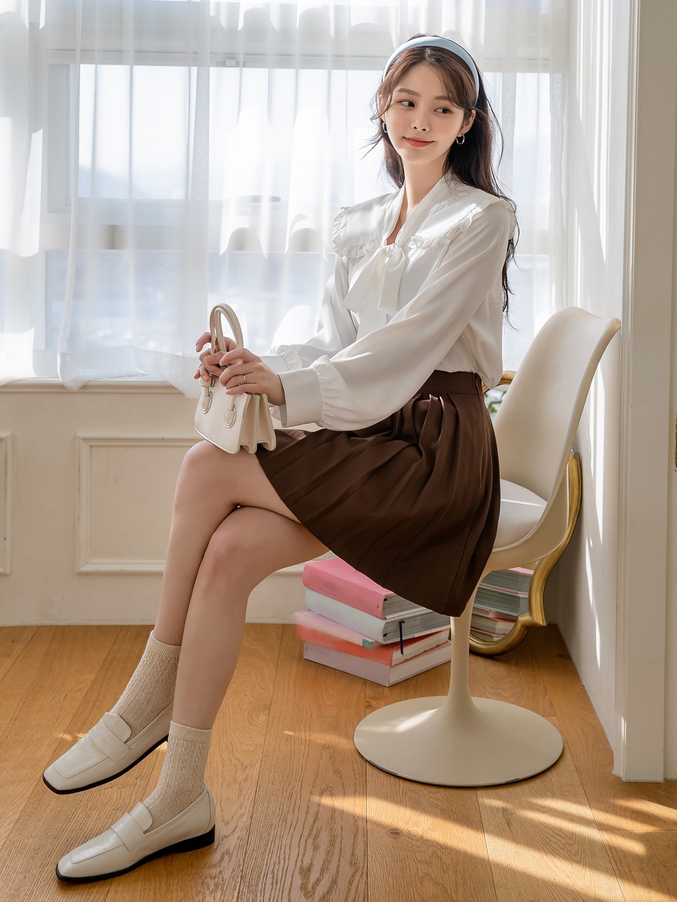 قميص بياقة مزخرفة بتقليم راهي وأمام مربوط