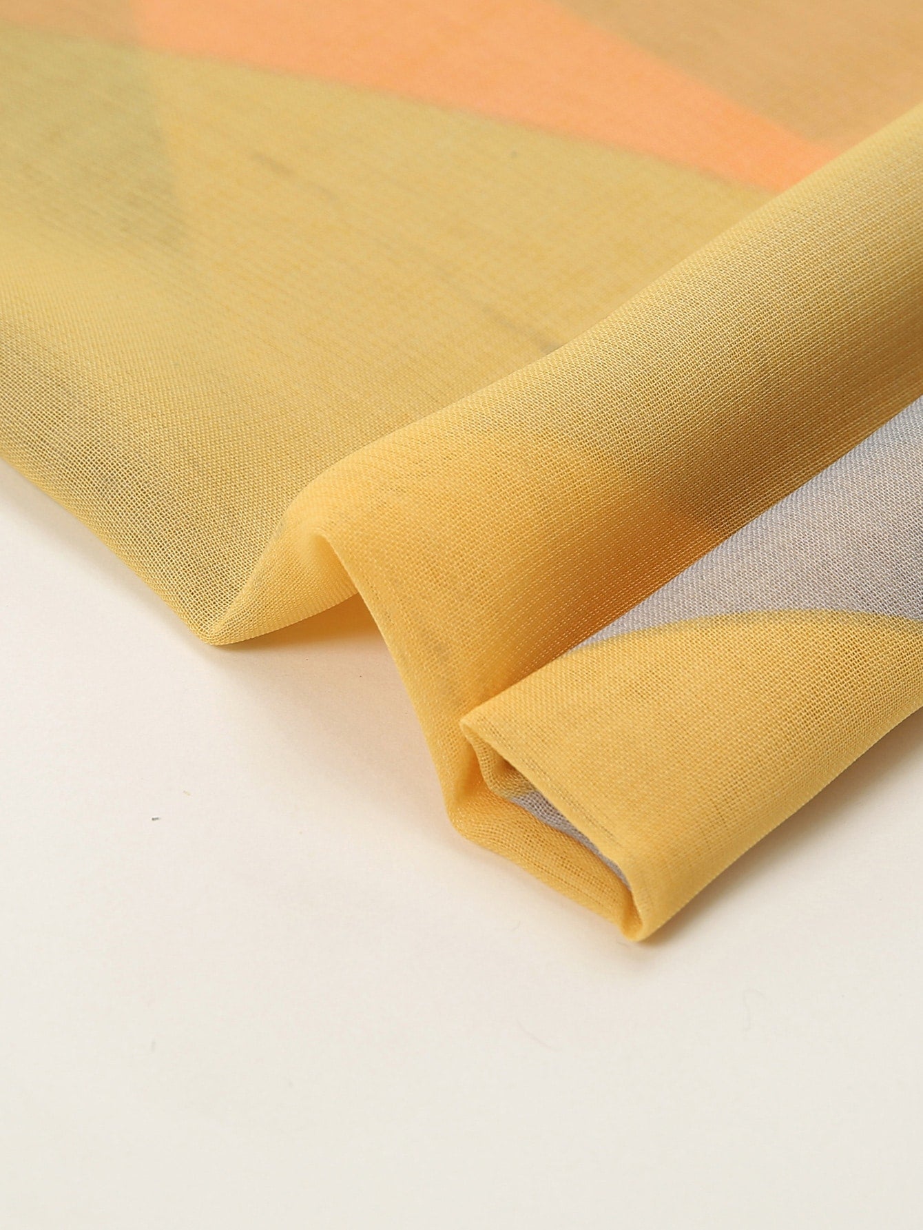 وشاح طباعة هندسية