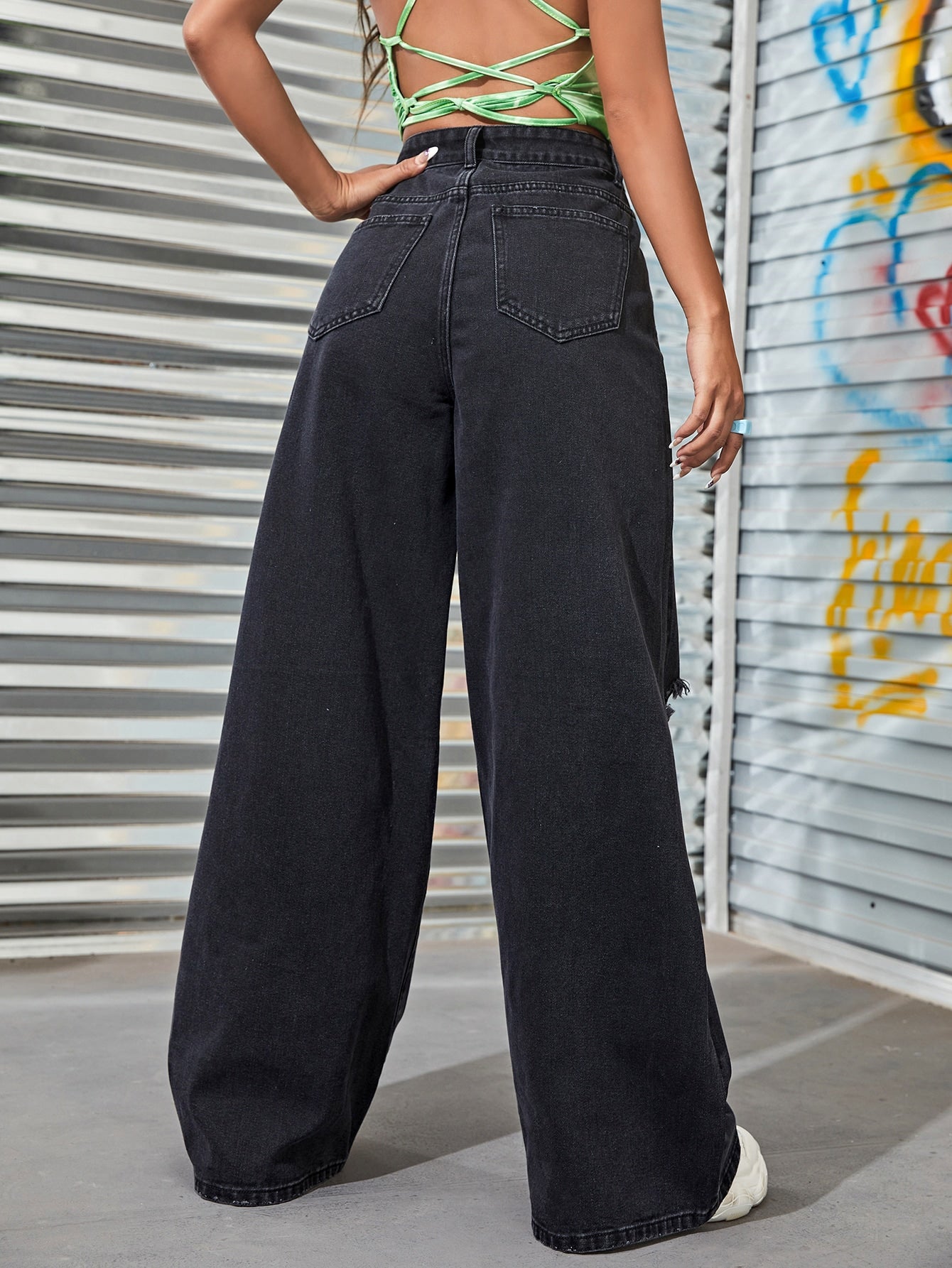 بنطلون جينز بساق عريض ممزق