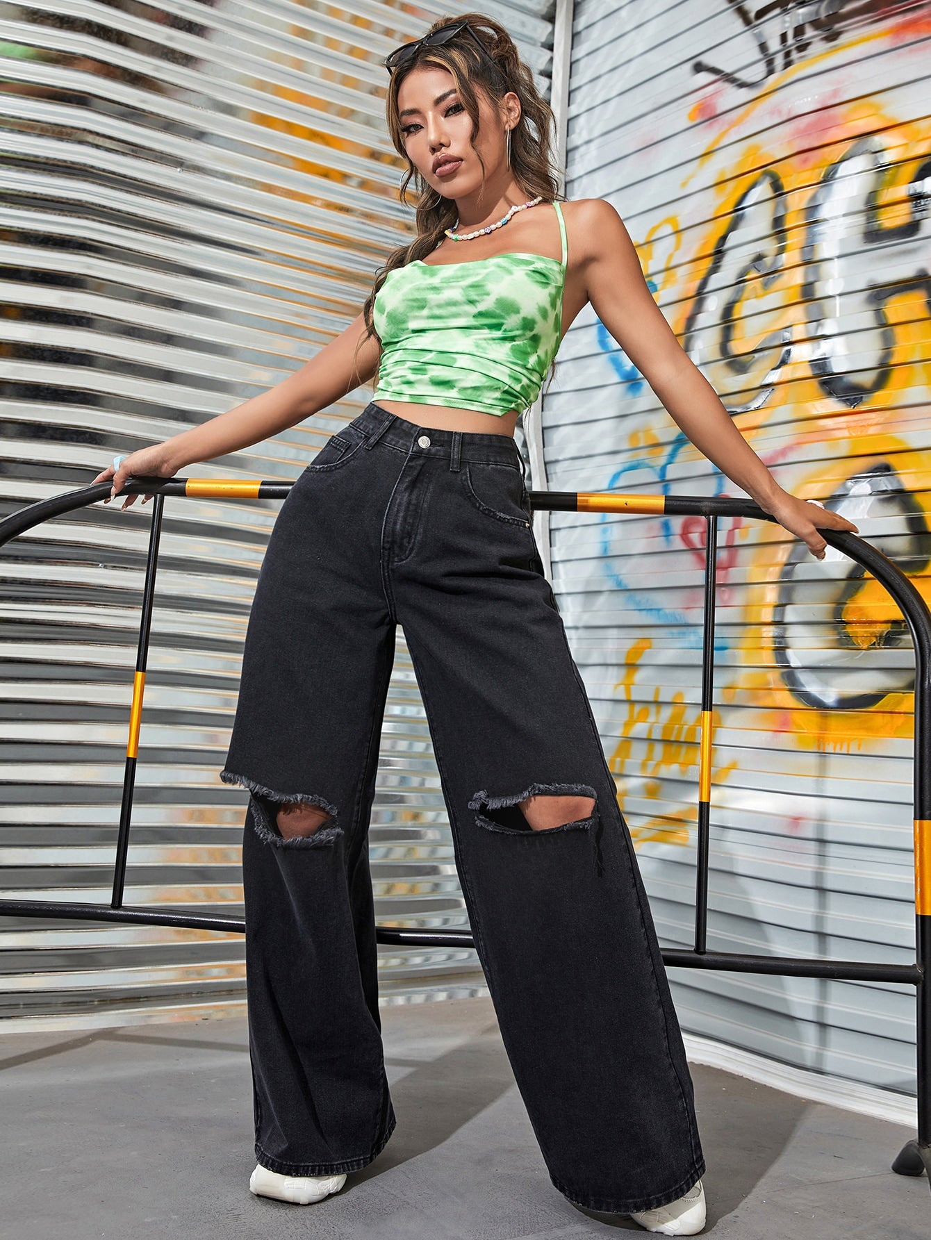 بنطلون جينز بساق عريض ممزق