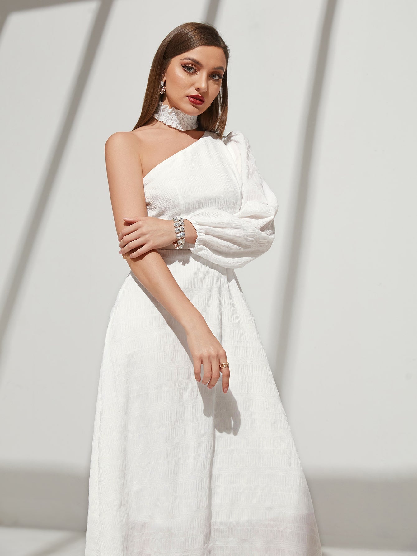 فستان بكتف واحد وحزام وأكمام فانوس