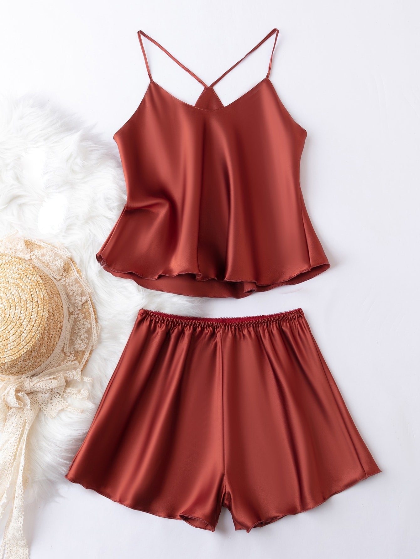 طقم بيجامة شورت مع لباس علوي بحمالات ساتان