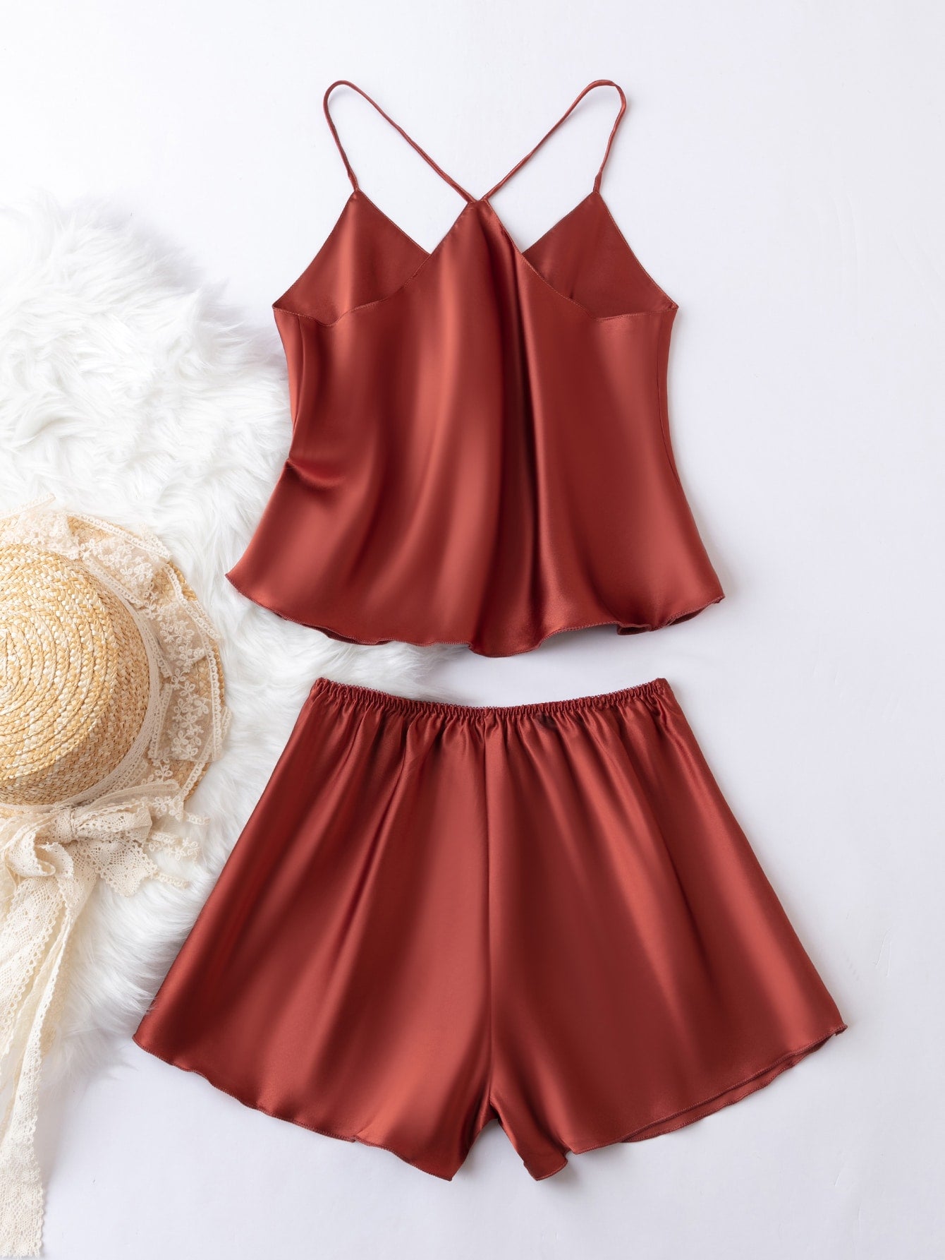 طقم بيجامة شورت مع لباس علوي بحمالات ساتان