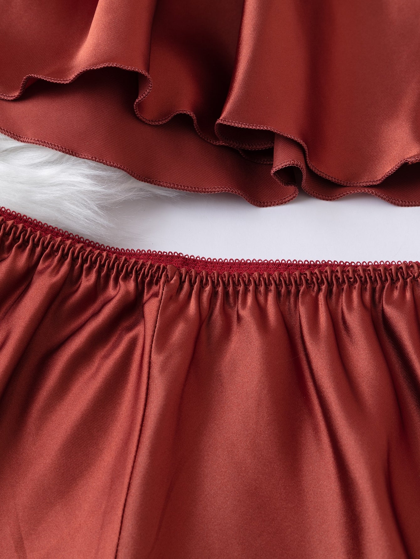 طقم بيجامة شورت مع لباس علوي بحمالات ساتان