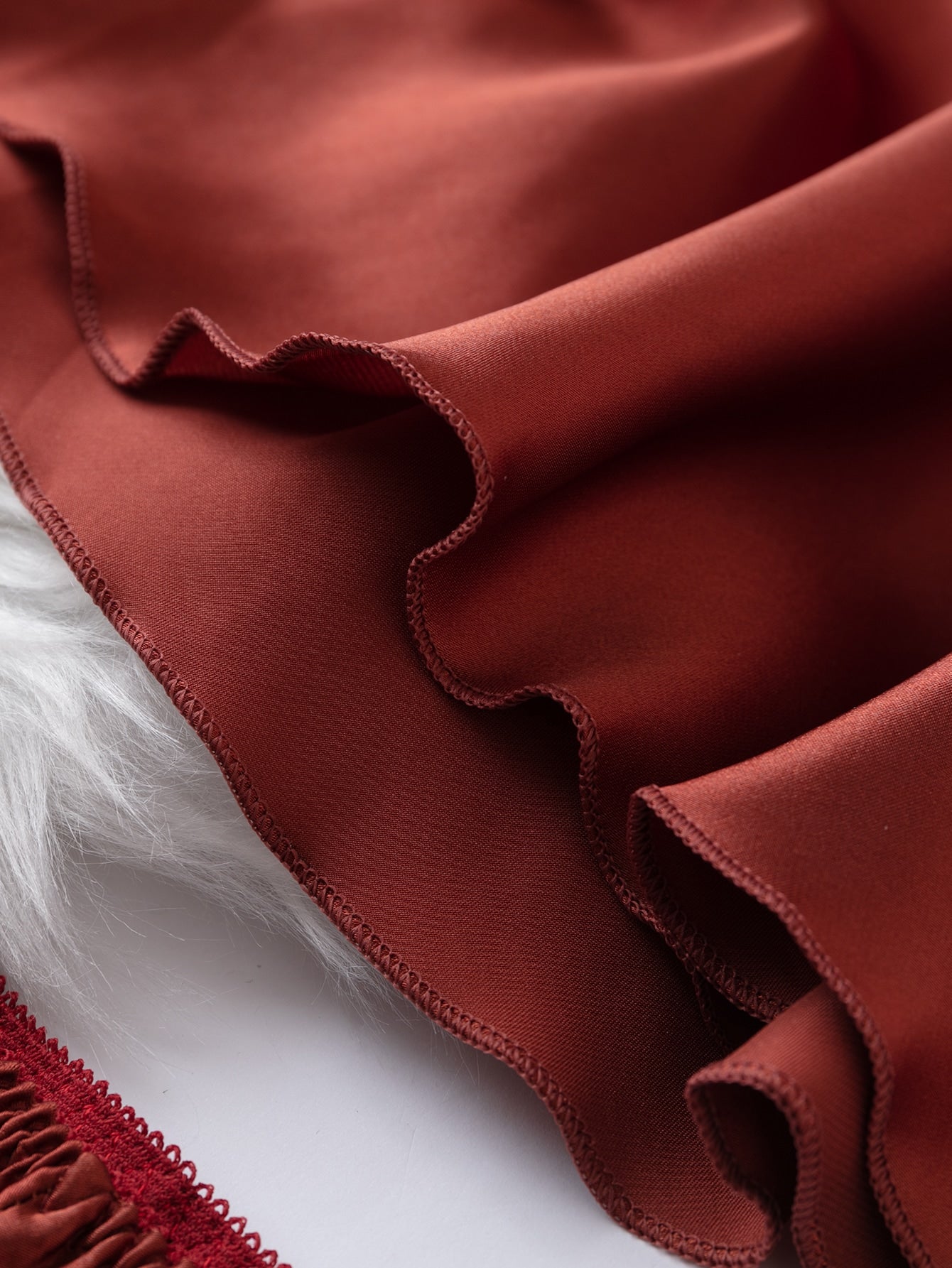 طقم بيجامة شورت مع لباس علوي بحمالات ساتان