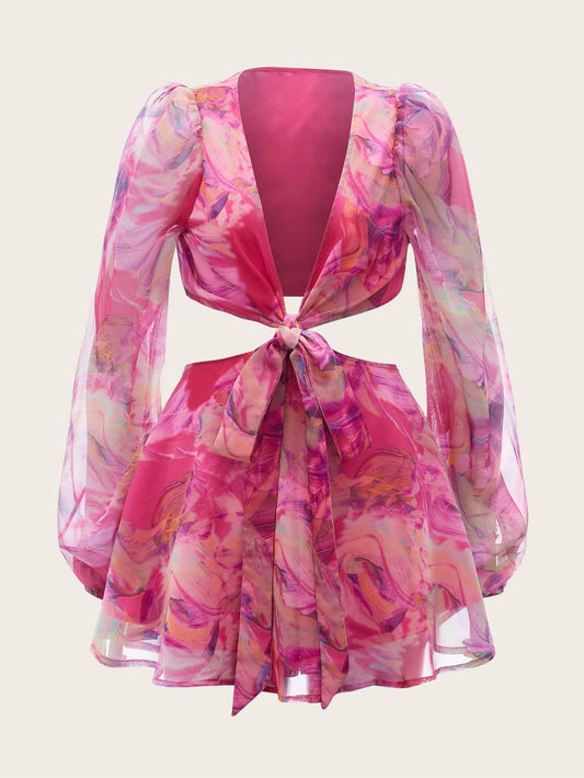 رامبر بطبعات ورود واسع الأكمام مع رباط عنق على شكل V وفتحة قص على الخصر وهو تصميم صيفي من قماش الشيفون باللون الأحمر المناسب للشاطئ