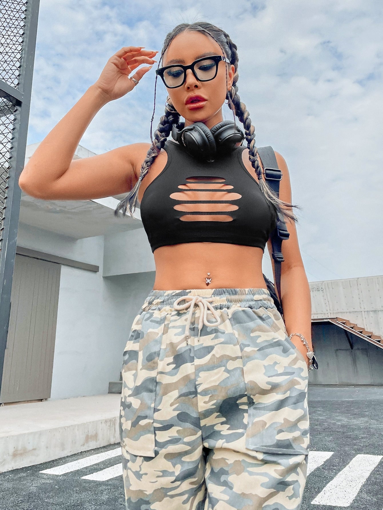 توب بدون أكمام و مقصوص من الأمام بتصميم الريب المحبوك باللون الأسود بطراز