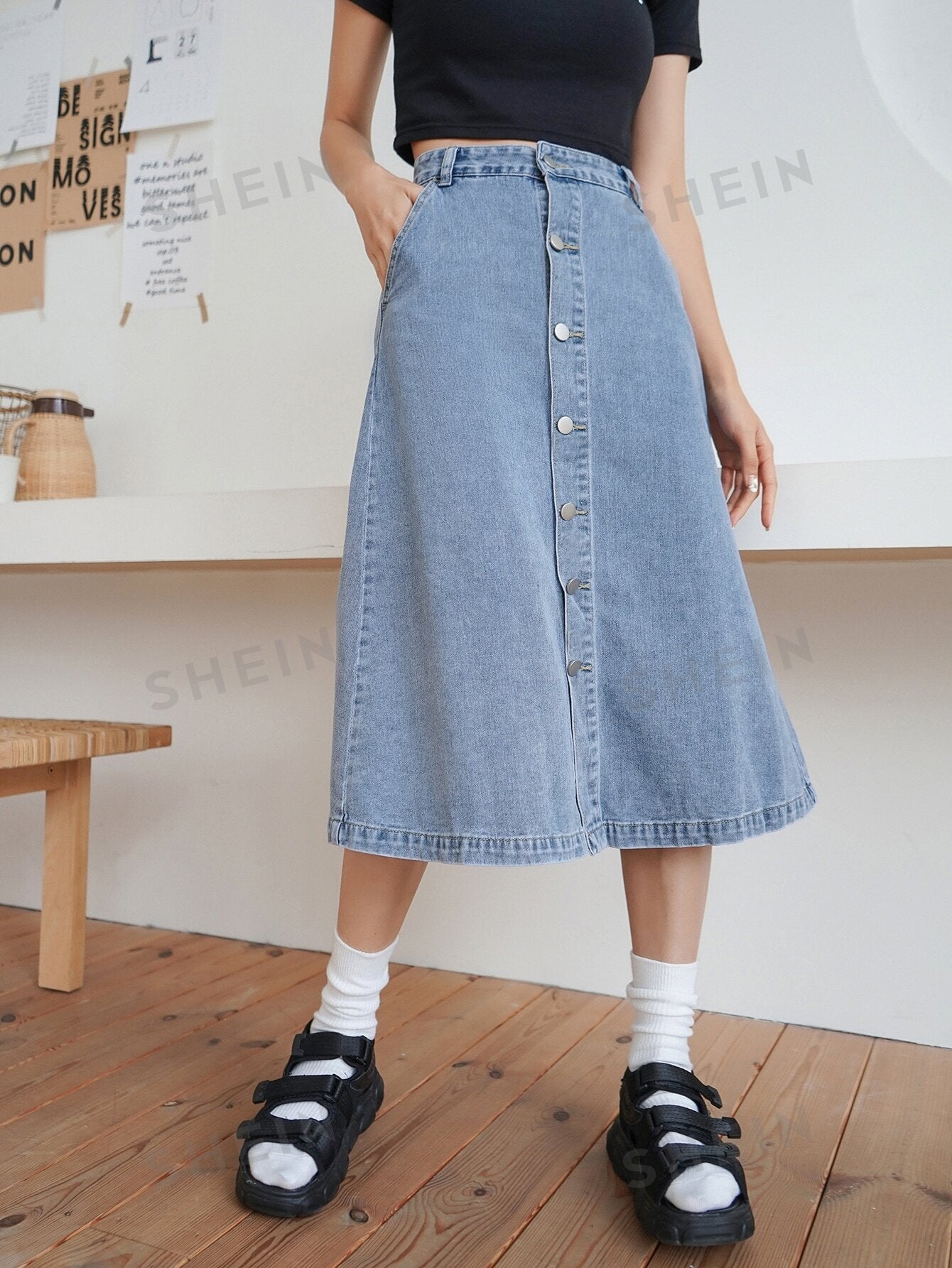 تنورة جينز ذات خصر عالي مع أزرار في الأمام