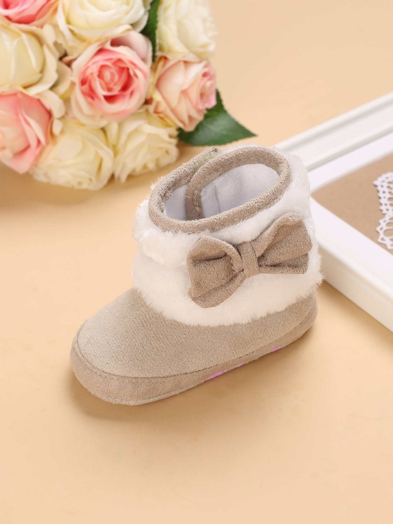 جزمة برقبة طويلة مزخرف بقوس زغبي للاطفال