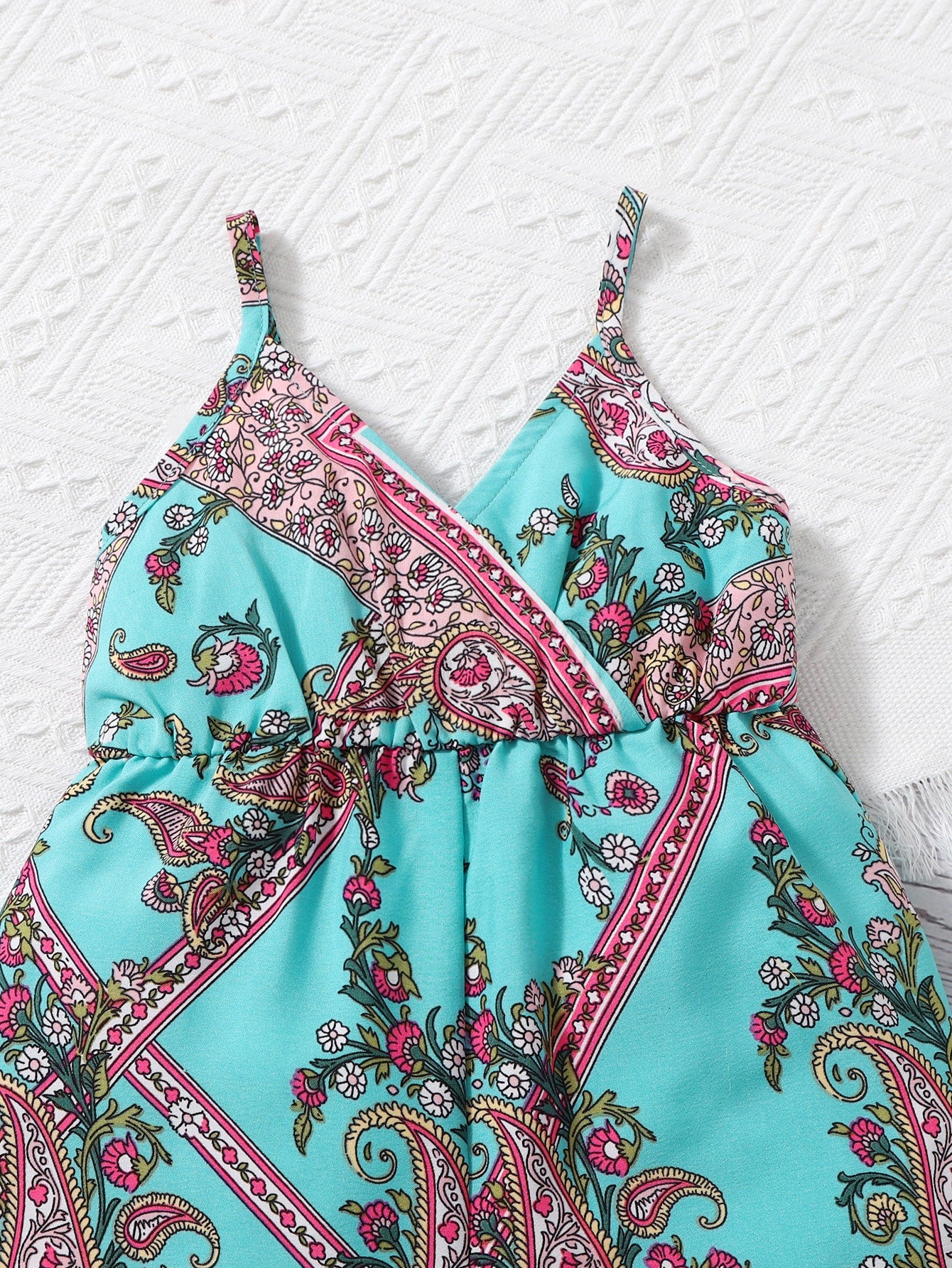 بدلة للأطفال الرضع فتاة مع طبعة بيزلي وأزهار وحمالة كامي ملفوفة