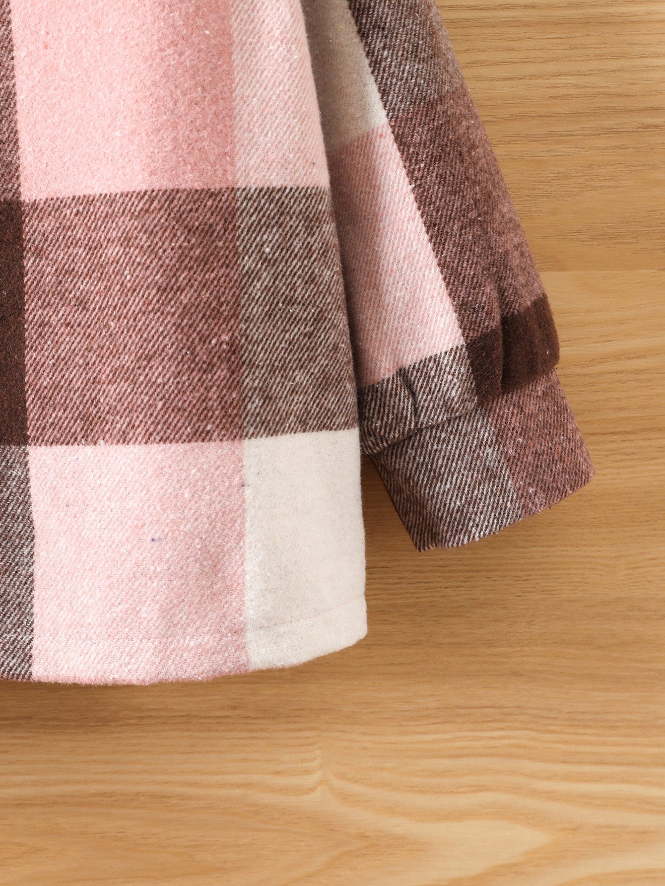 معطف مربعات ملونة بتفاصيل رفرف قطعة واحدة للبنات الصغار