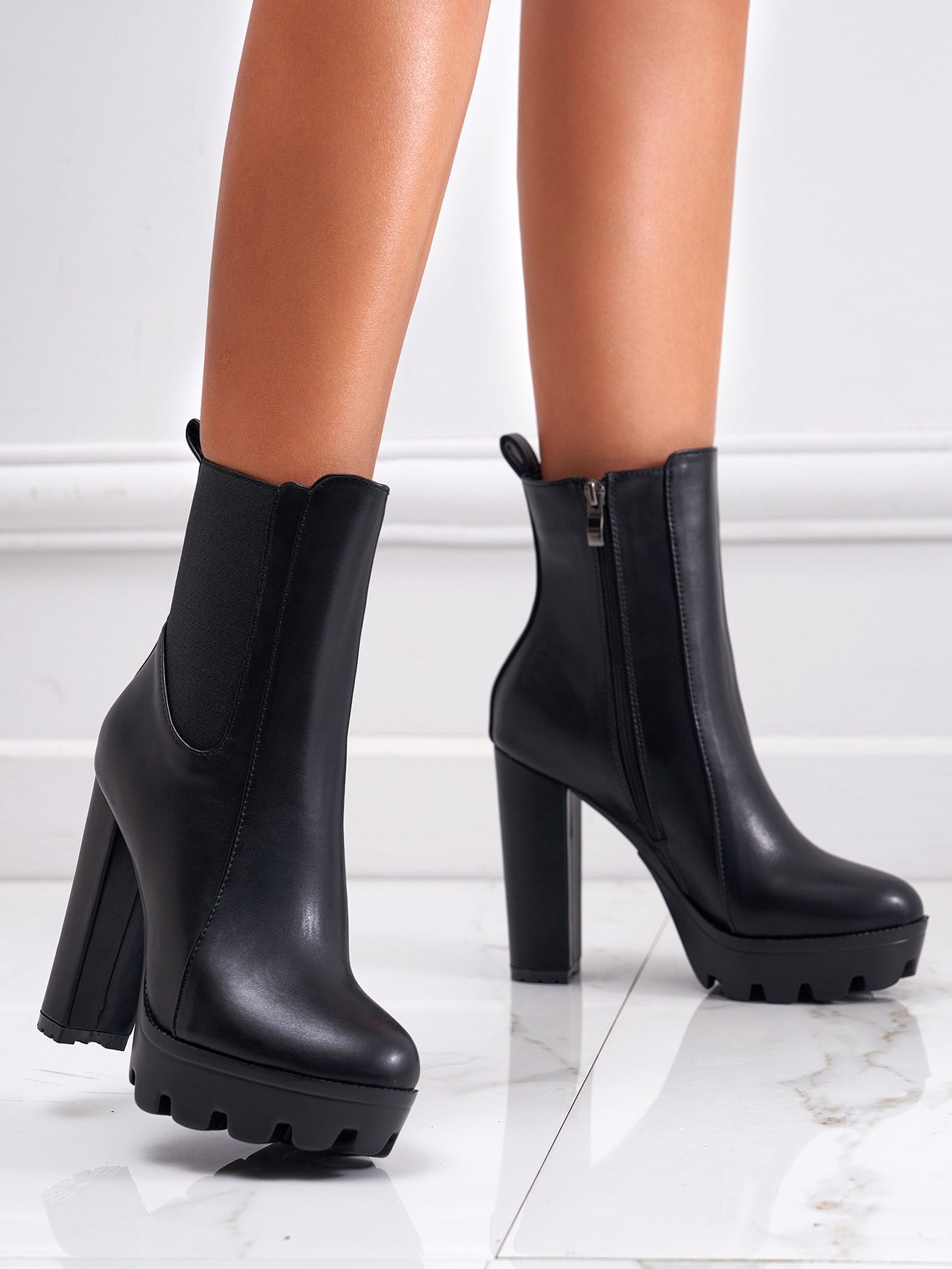 بوت قصيرة ذات كعب كتلي عصري متعدد الاستخدامات بلون أحادي للارتداء اليومي