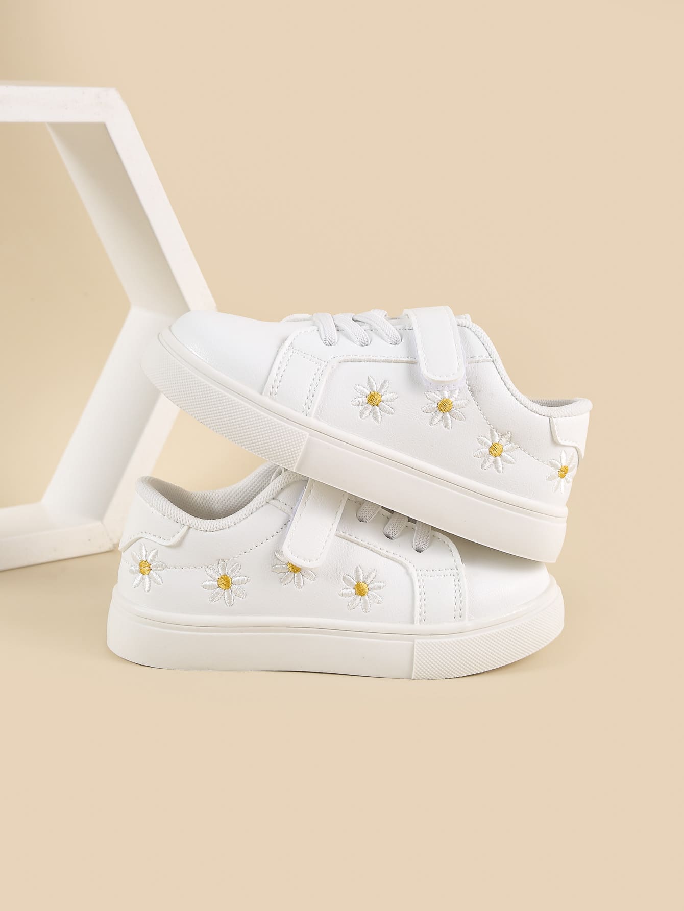 حذاء رياضي بناتي بتطريزات زهور, لون أبيض