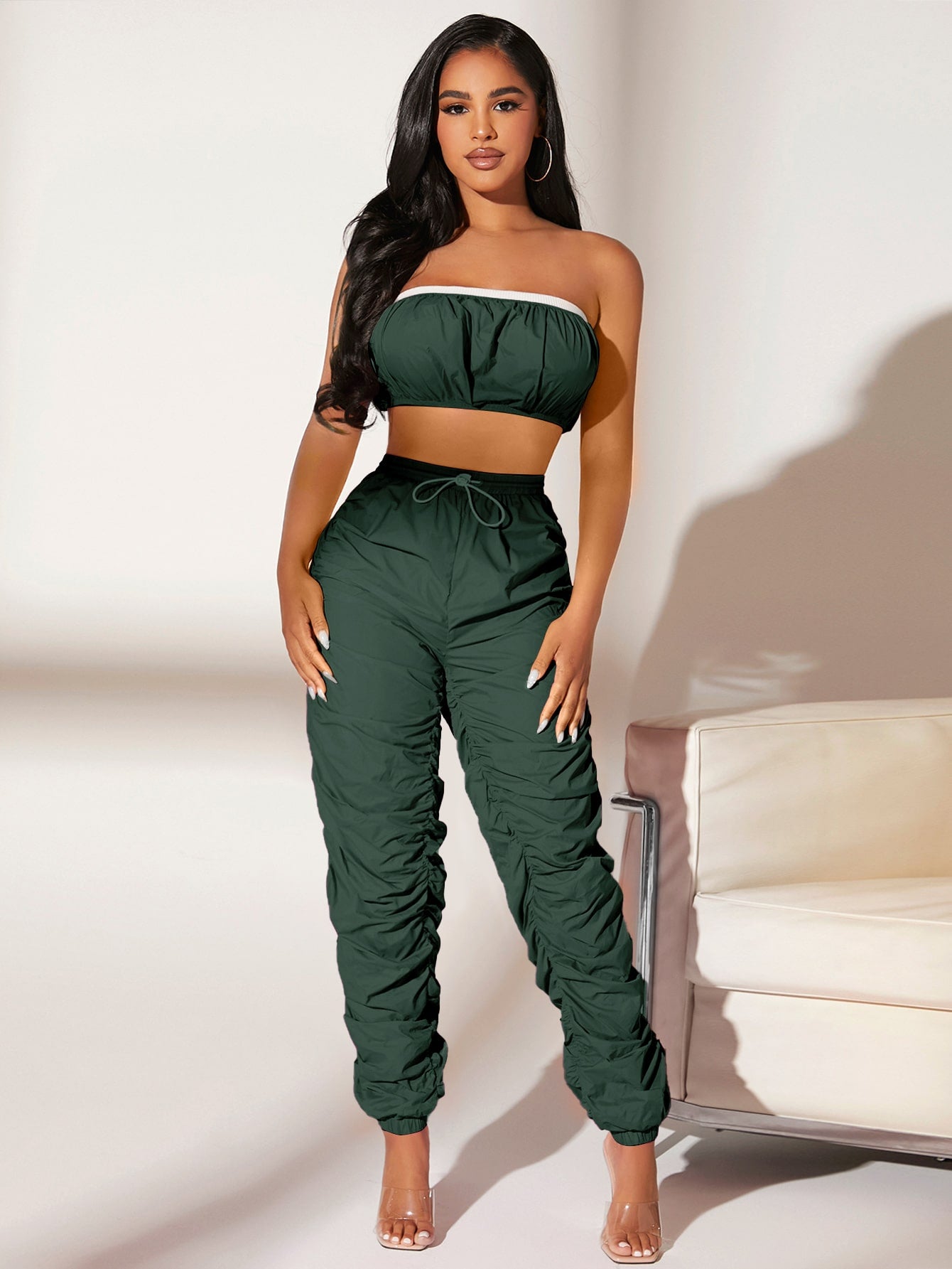 طقم لباس علوي انبوب قصير مقلم متباين و بنطلون مكدس