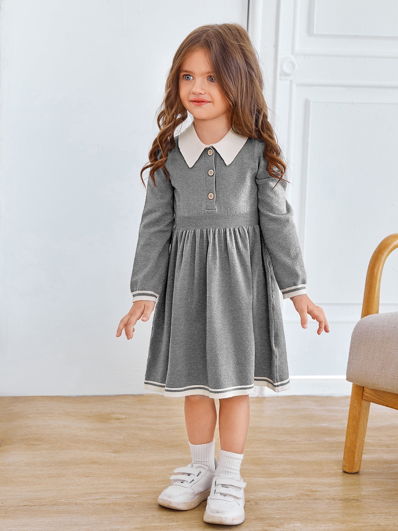 فستان صوفي للفتاة الصغيرة بأزرار وتفاصيل متباينة