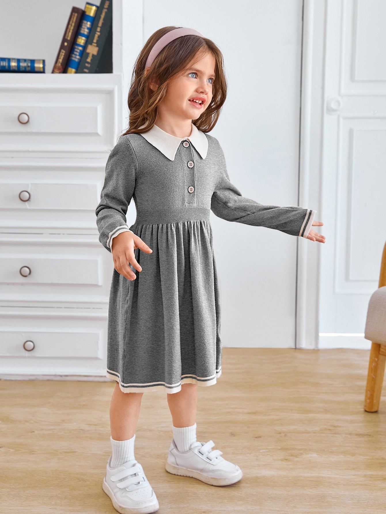 فستان صوفي للفتاة الصغيرة بأزرار وتفاصيل متباينة